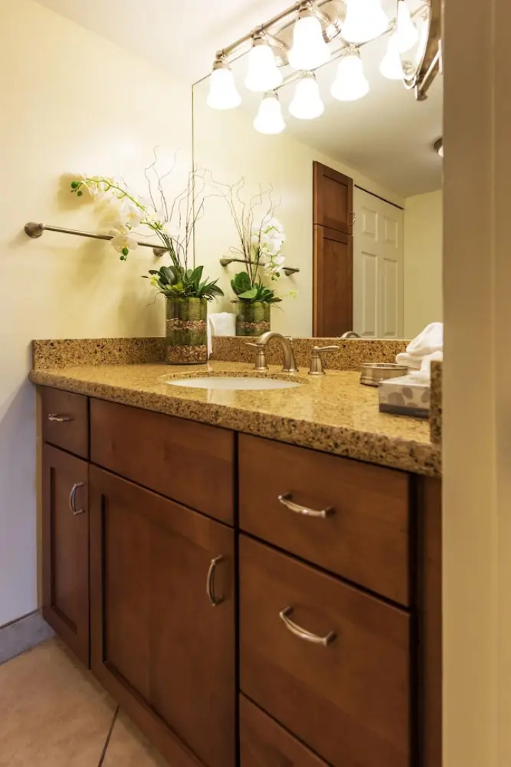 Mahana 604 Oceanfront 1bd/1ba 1 Bedroom Condo by RedAwning