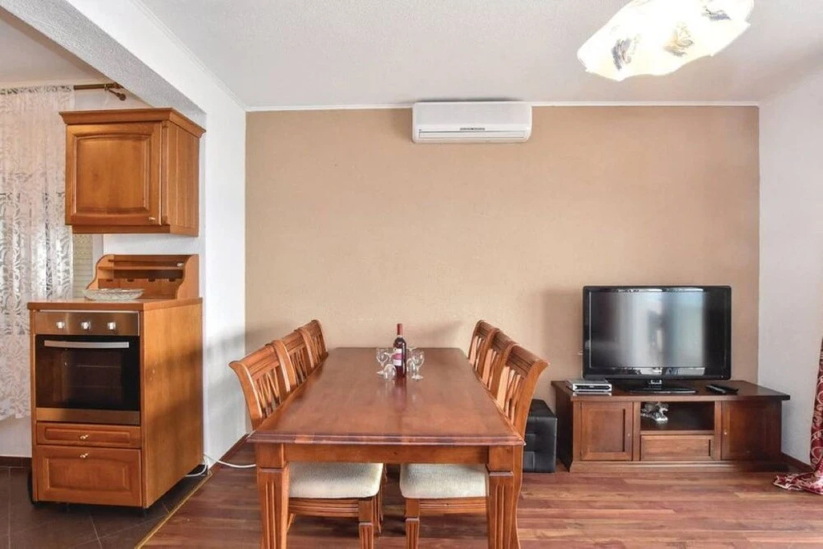 Emilie's House And Apartment