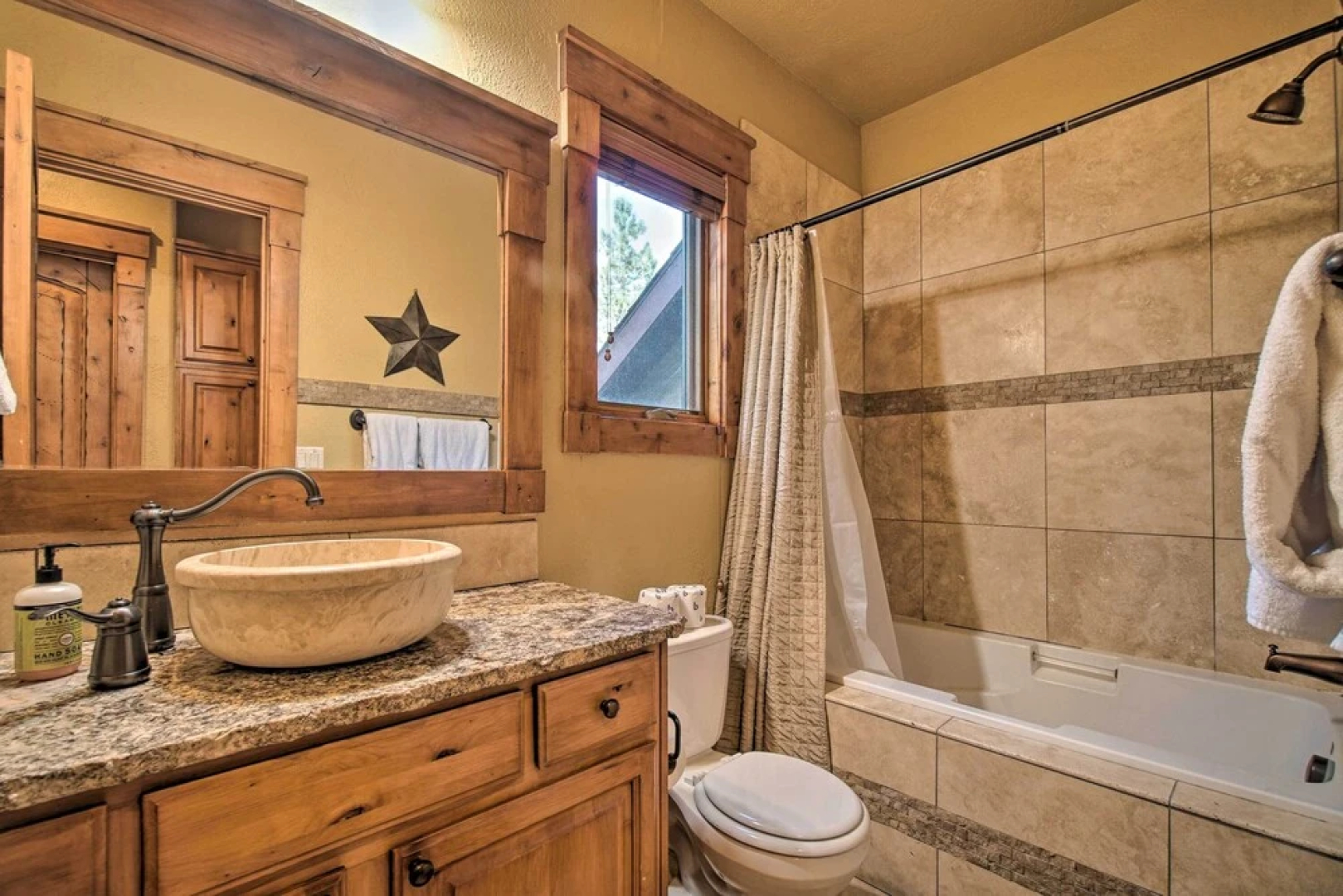 Luxe Mccall Cabin w/ Hot Tub ~ 8 Mi to Skiing