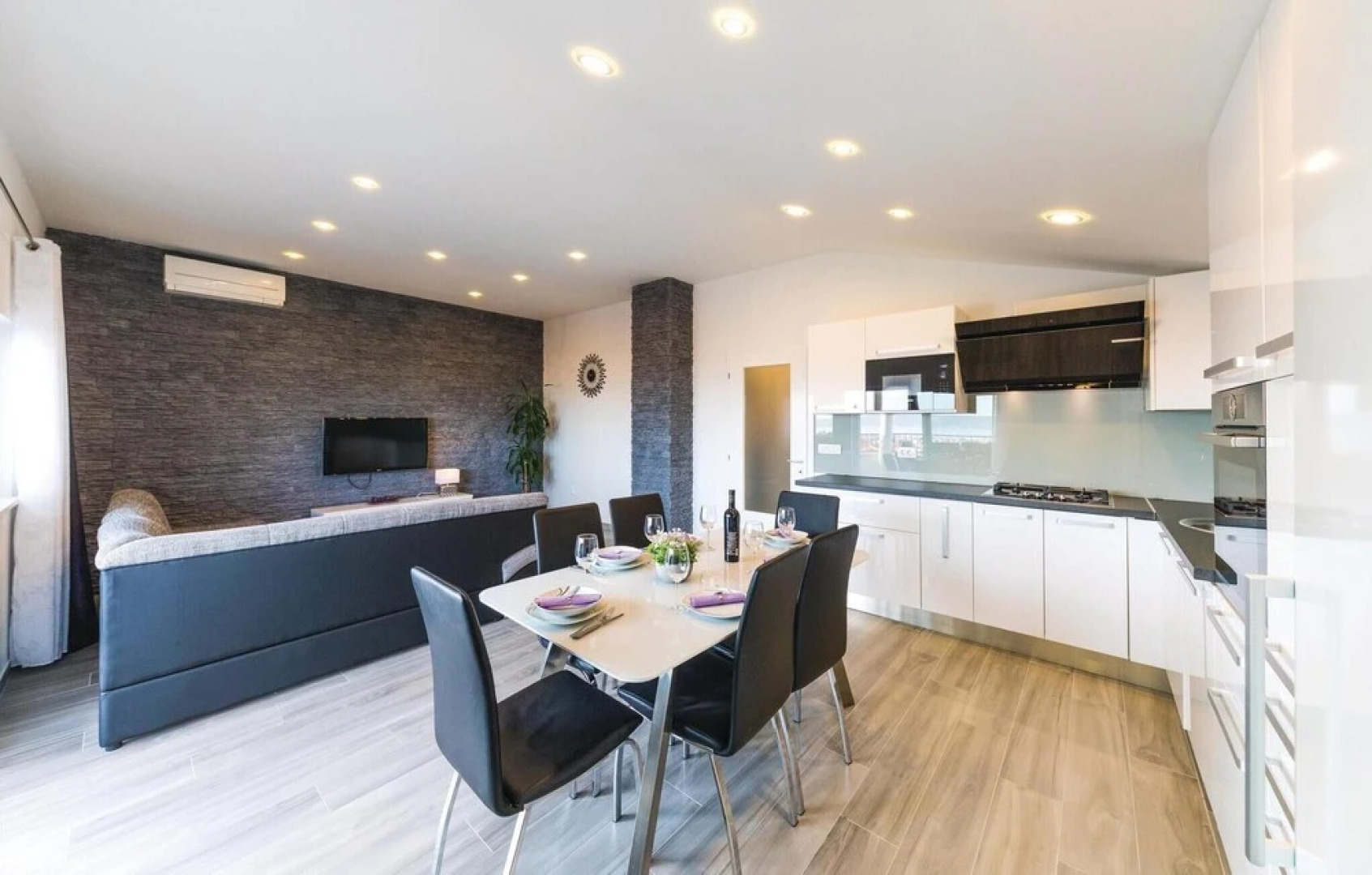 Beautiful Apartment in Kastel Stari With 4 Bedrooms, Wifi and Outdoor Swimming Pool