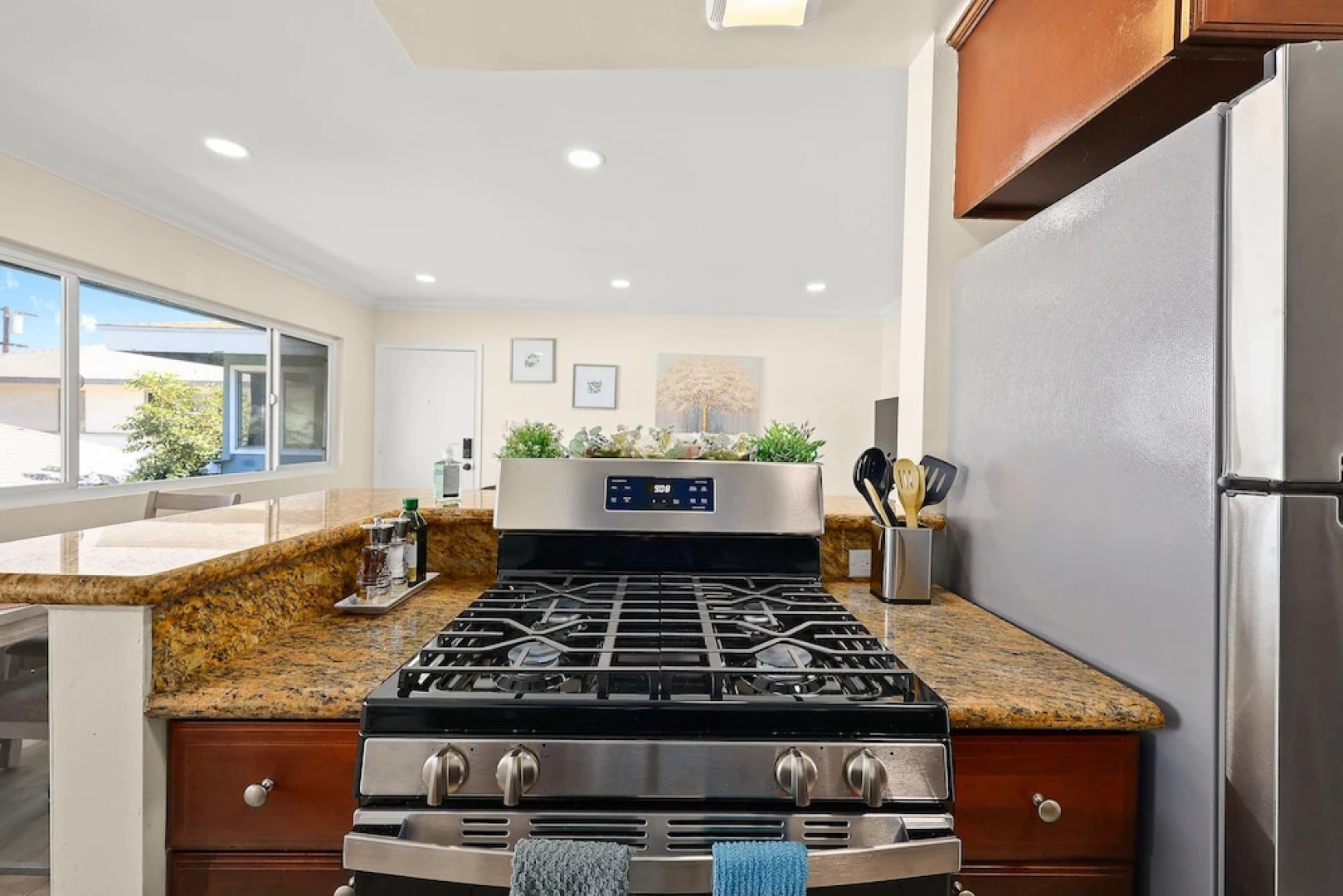 Sunny & Cheerful Near I-10 ~ Queen Beds ~ Parking