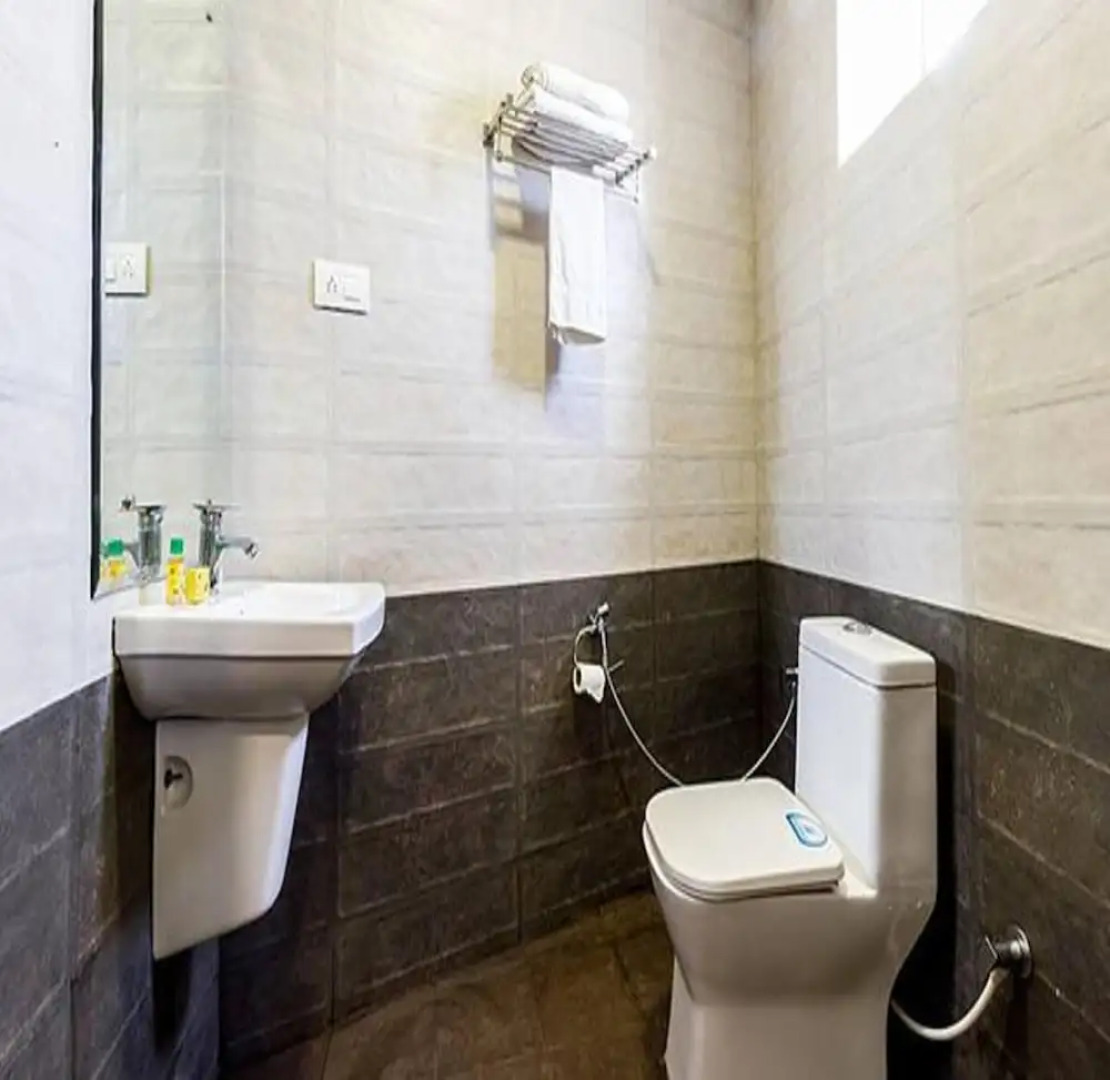 FabHotel Sholas Residency