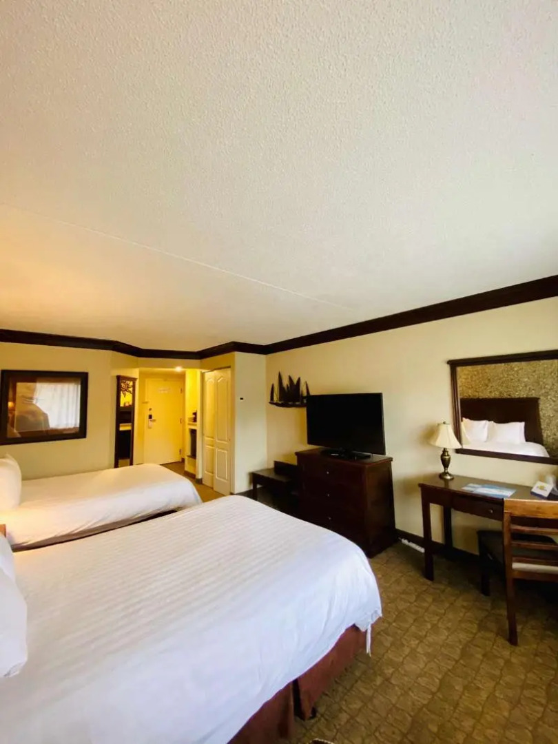 Fourwinds Lakeside Inn & Marina