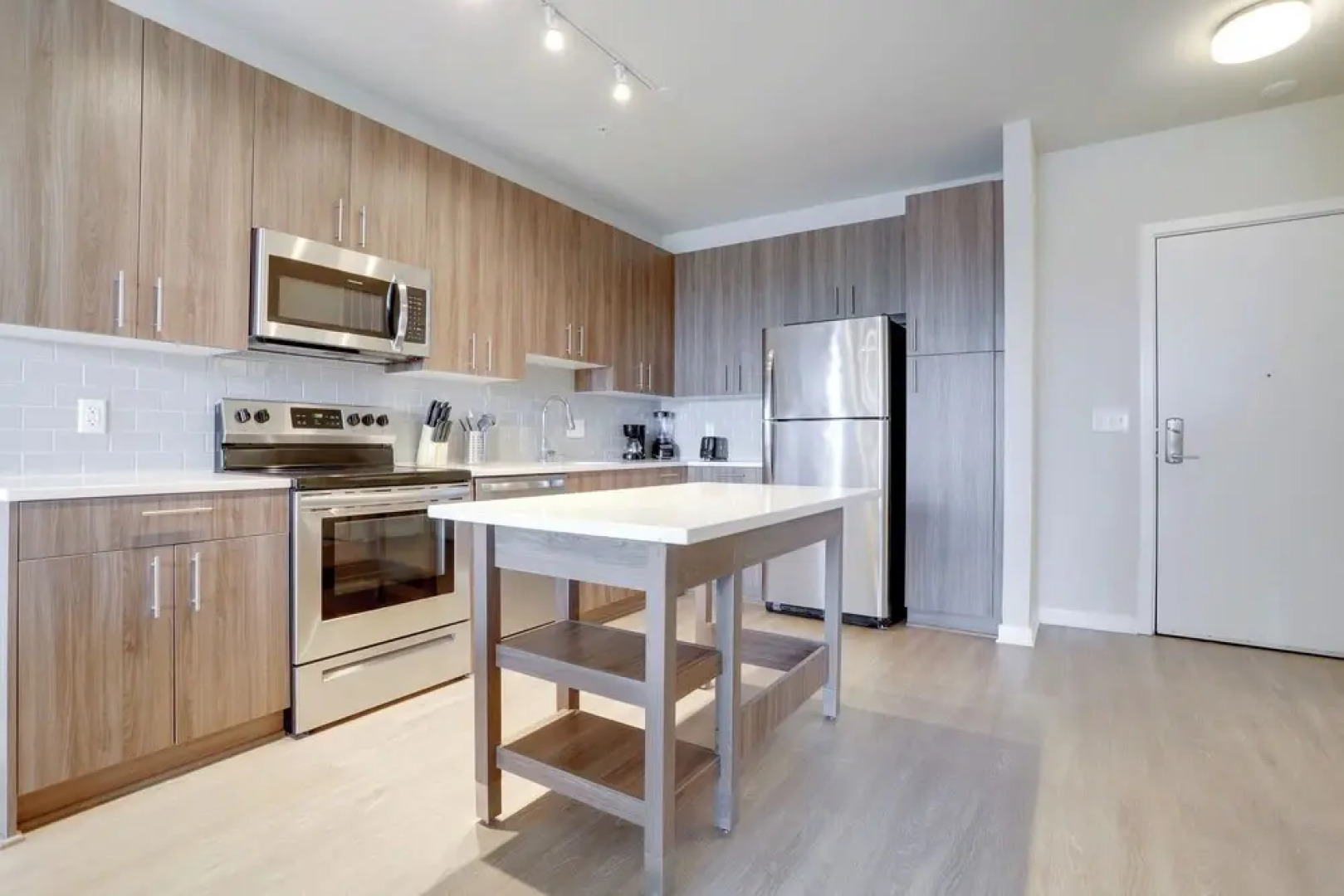 Apartment 15-Min Walk to Metro