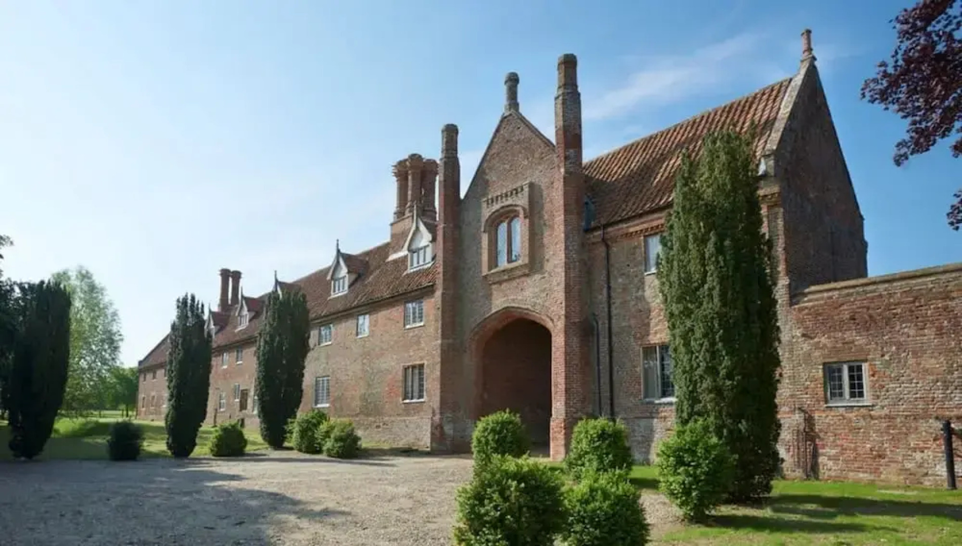 Lavish Tudor Hall Gardens - Sleeps 14