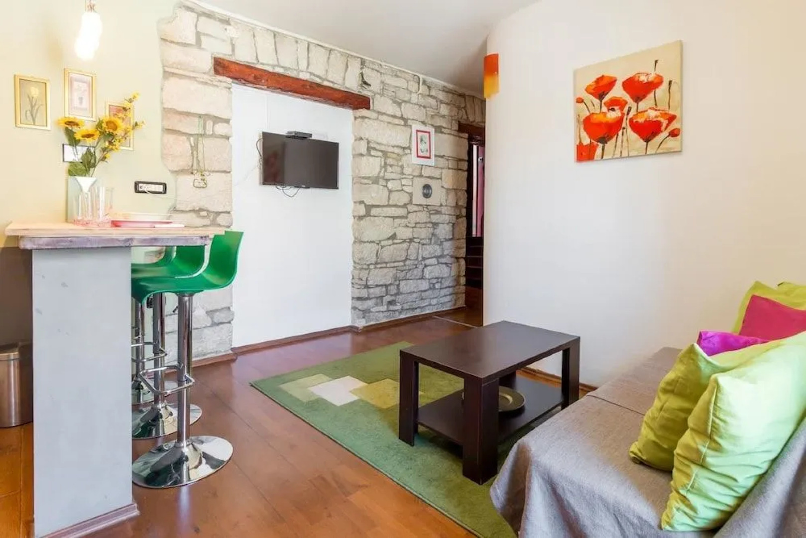 Top Center Rooms & Studio