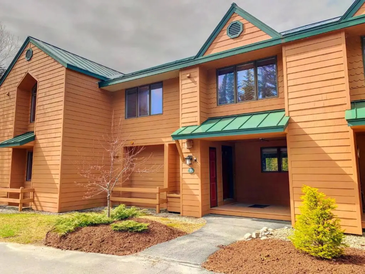 W1 Cozy and comfortable Bretton Woods condo with ski slope views fireplace