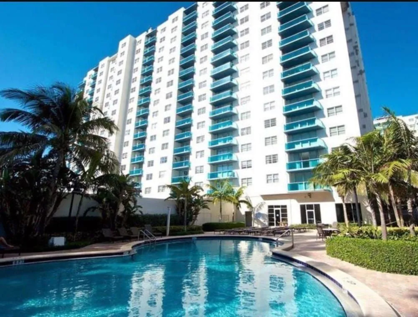 Hollywood Apartment by the Sea