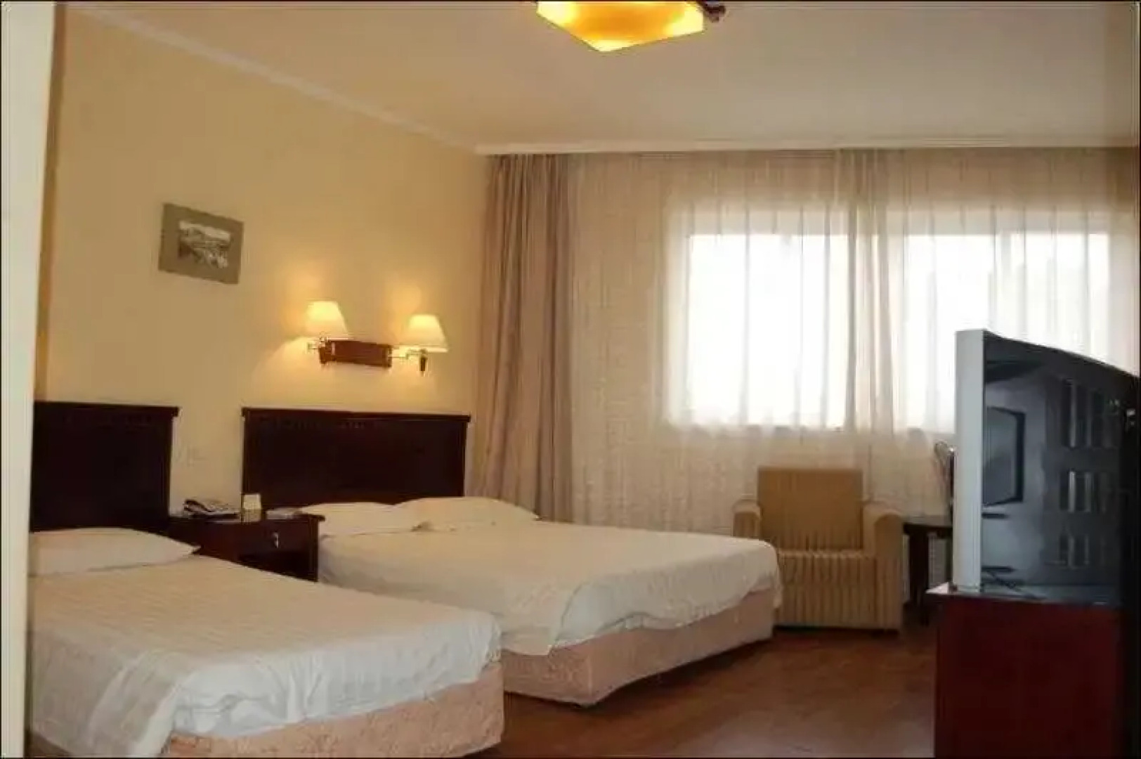 Shanghai Lakeside Holiday Inn Hotel