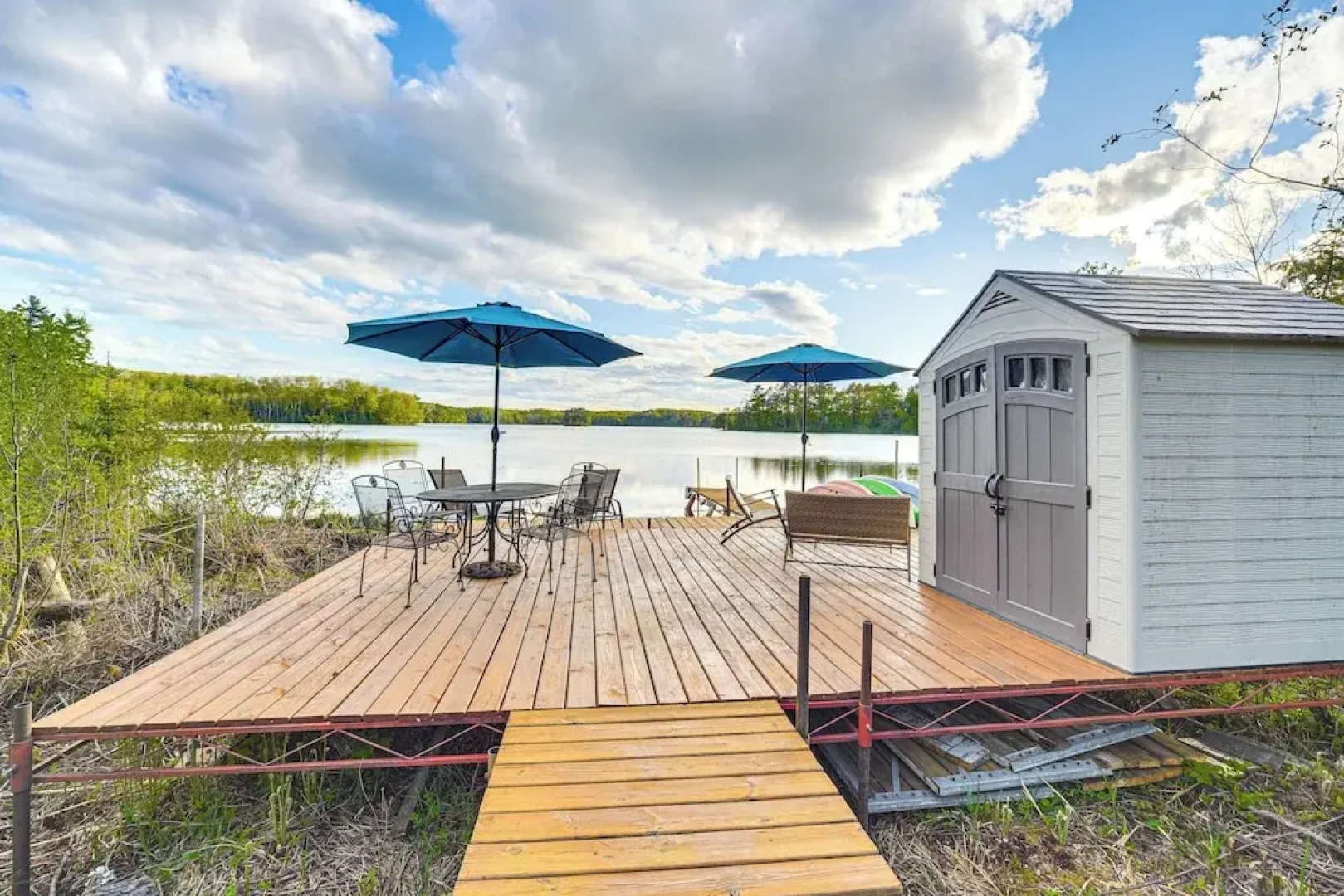 Paddle Ready: Hayward Lake View Retreat w/ BBQ