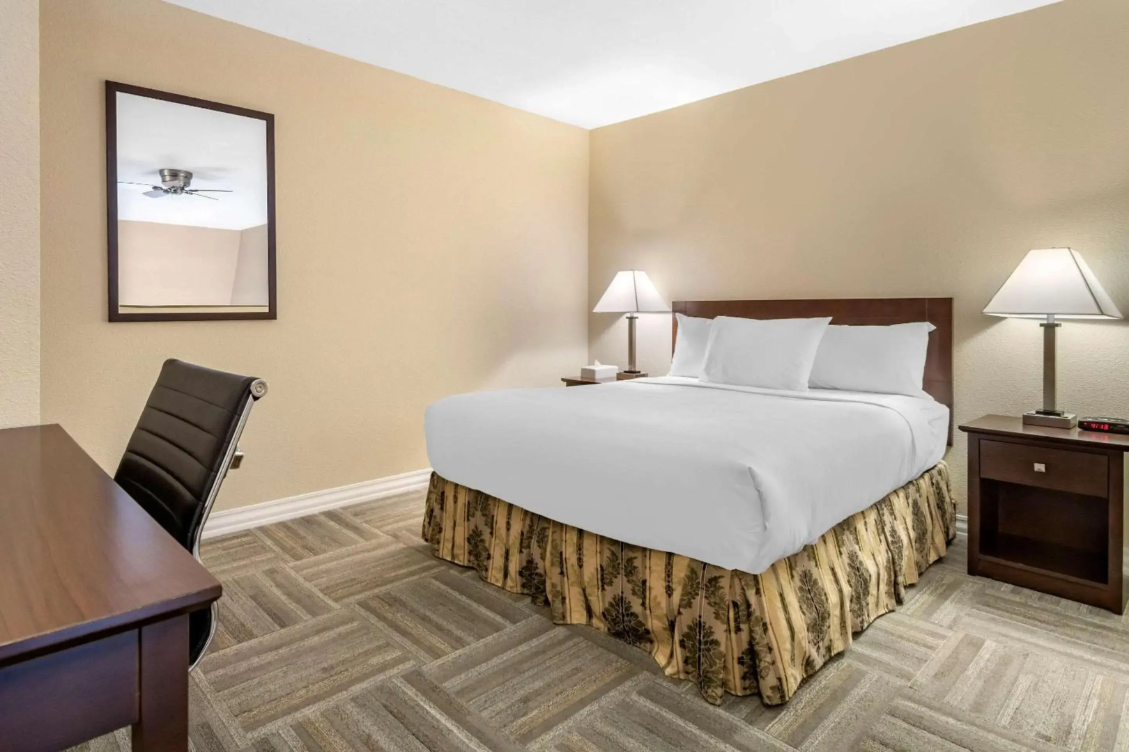 Econo Lodge Inn & Suites