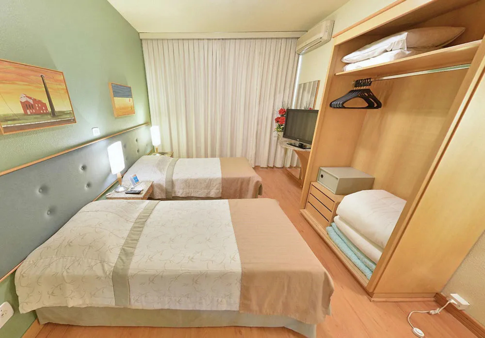 Harbor Regent Suites