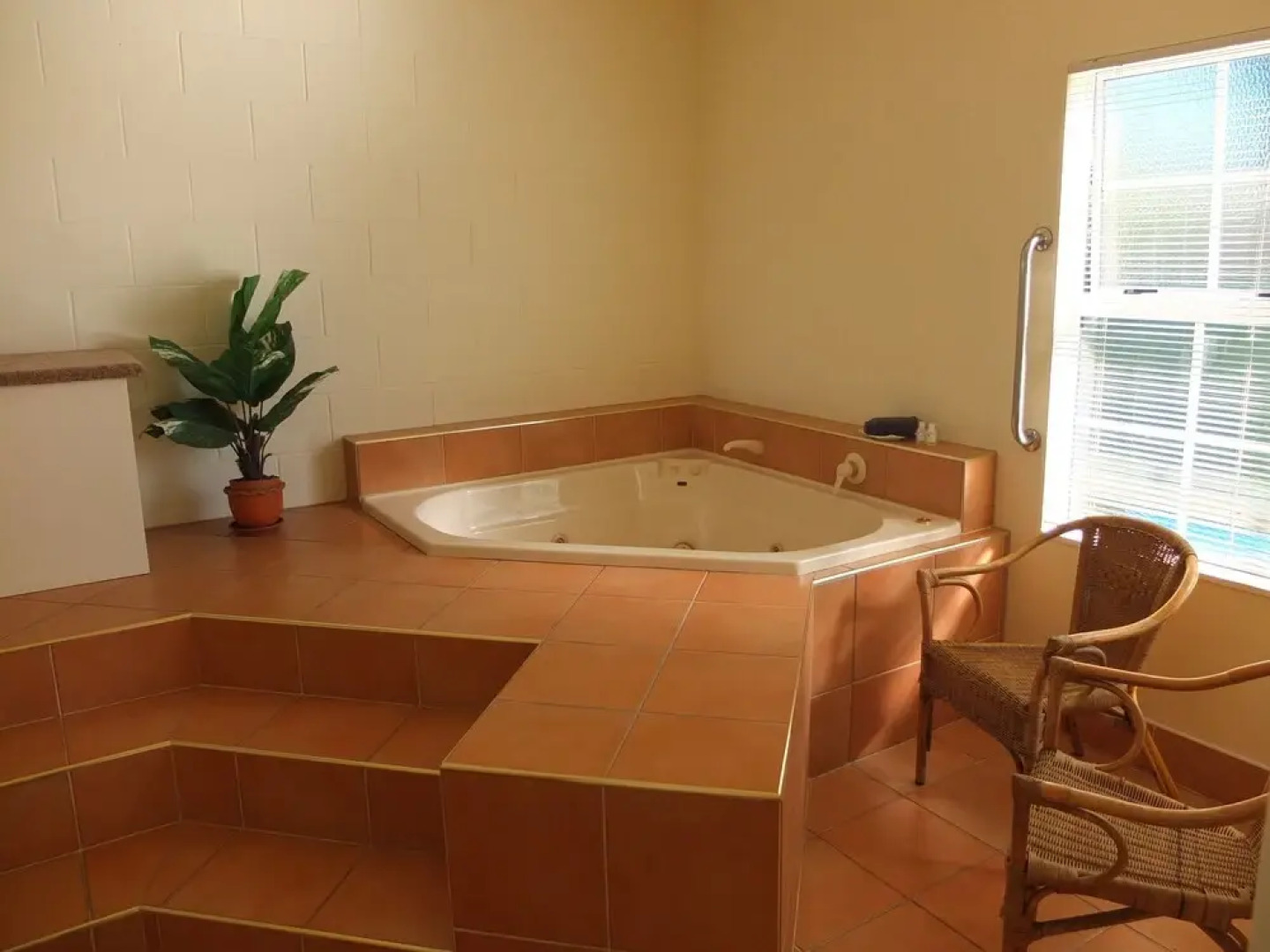 Colonial Court Motel