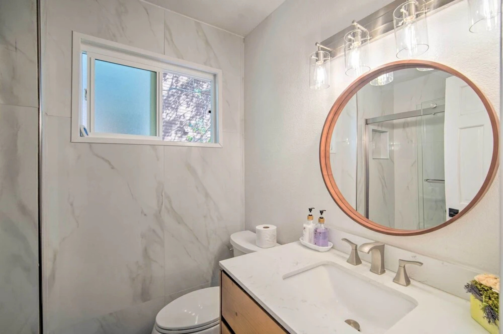 Picturesque Cabin: 2 Balconies, Walk to Lake!