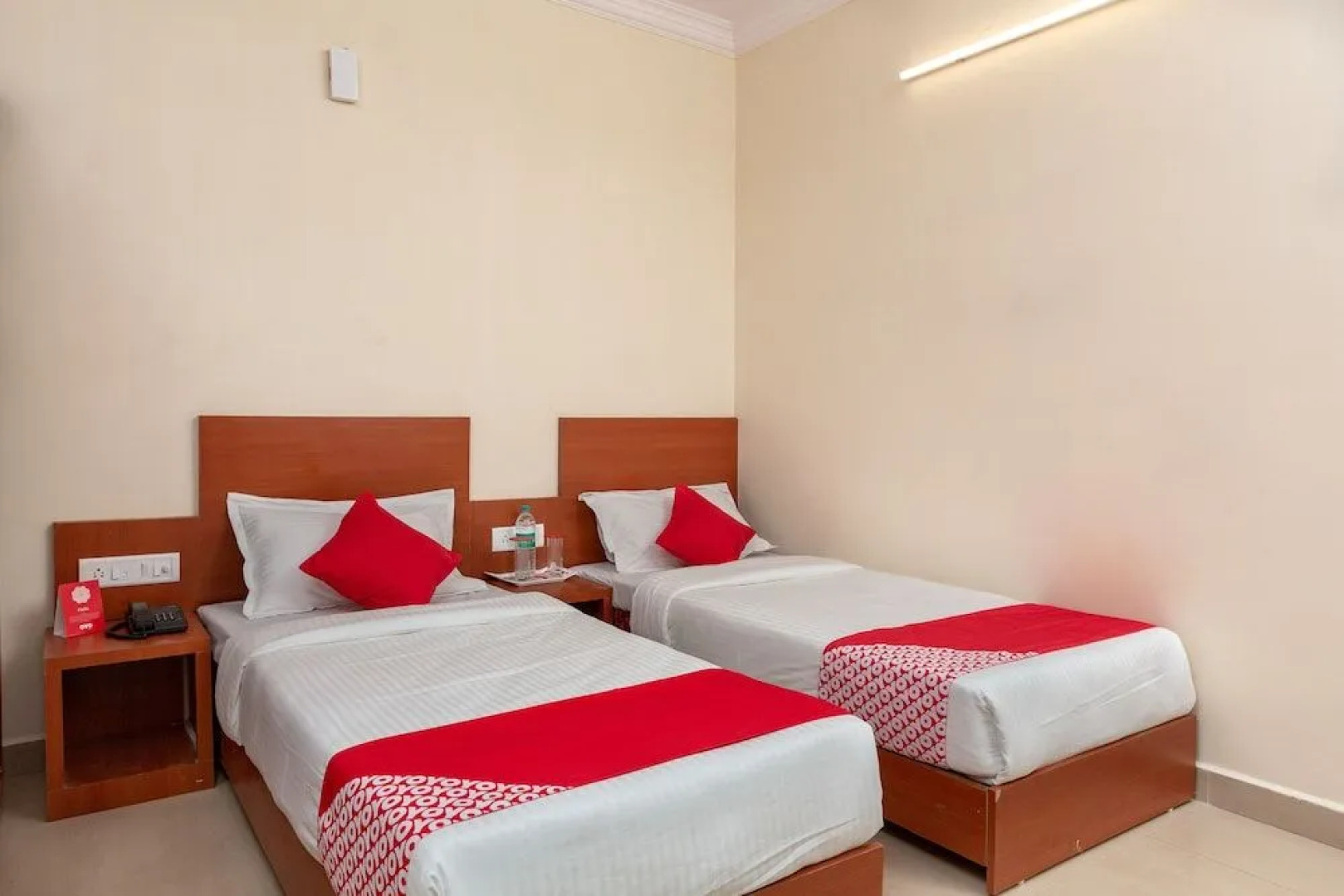 OYO 22105 Hotel Half Moon Inn