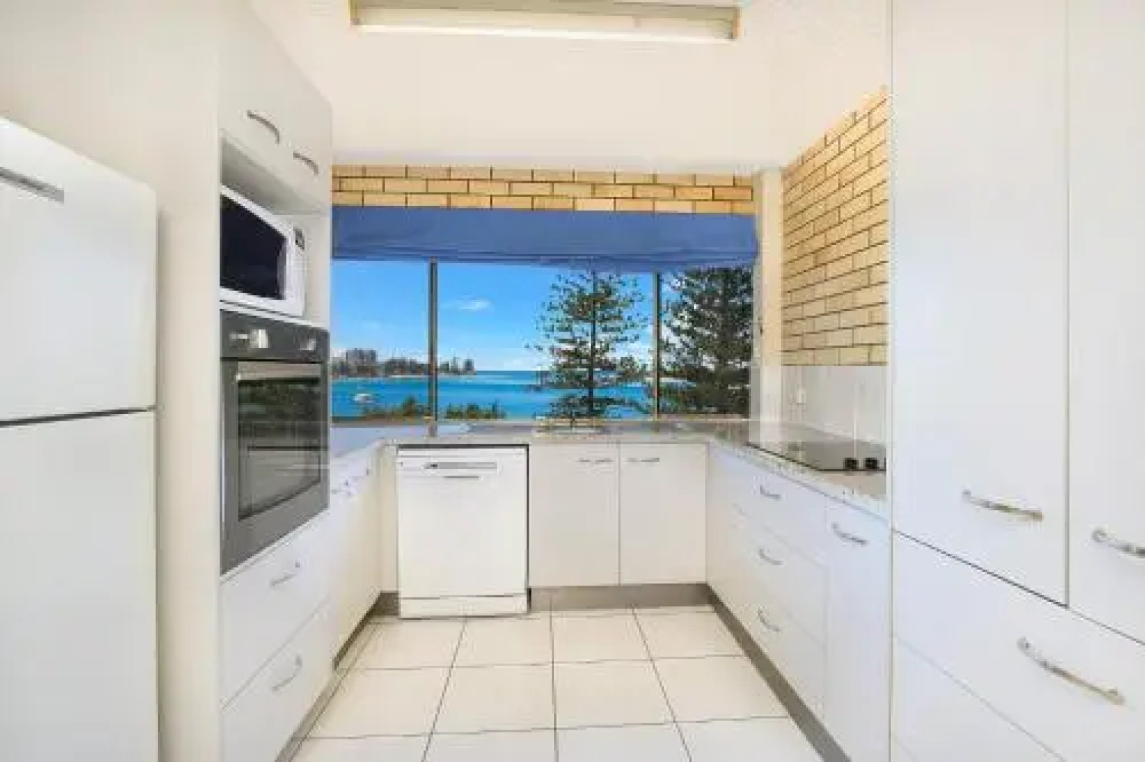 Golden Shores Unit 1, 21 Landsborough Parade