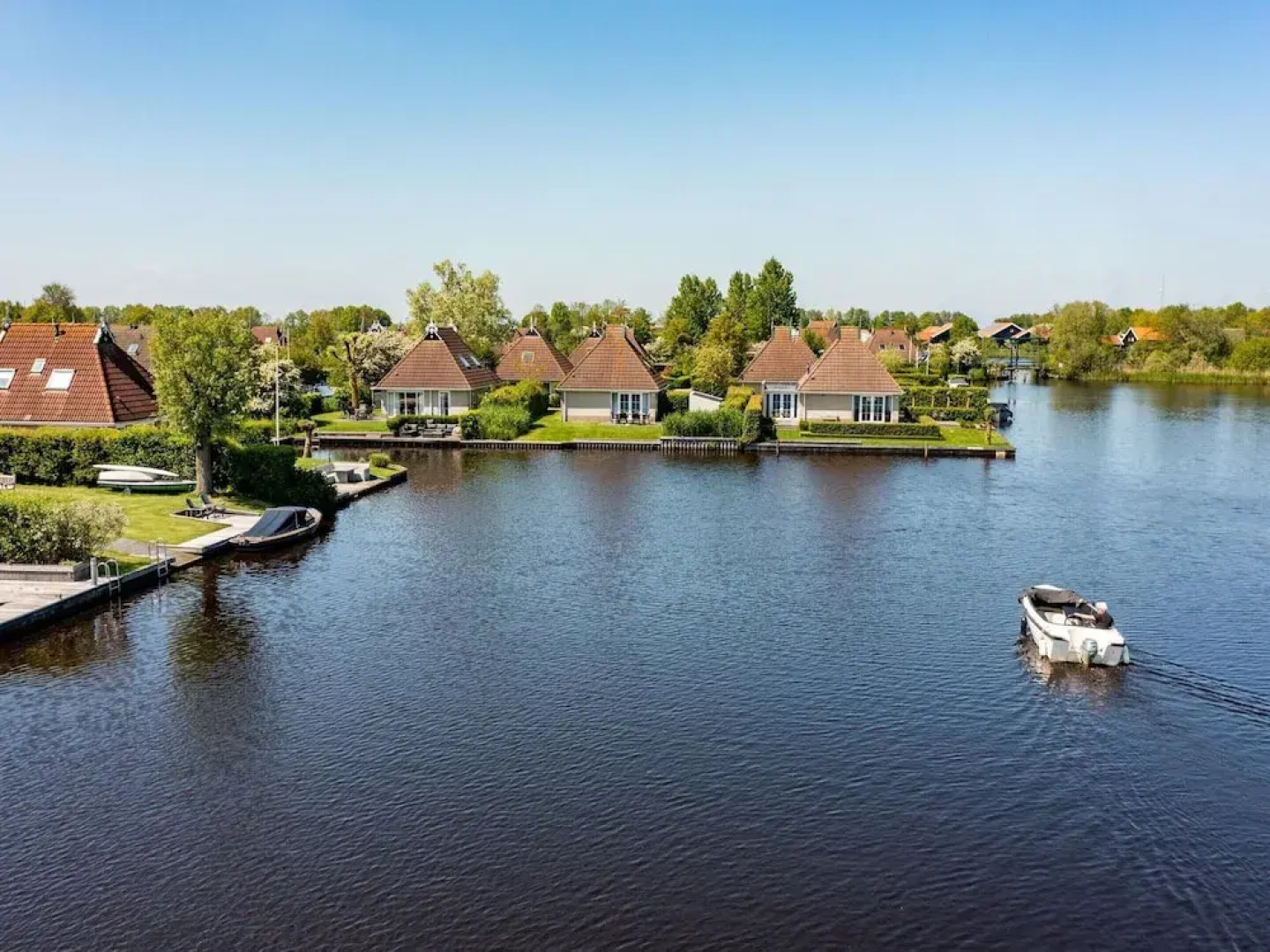 Canal-side Bungalow Stay