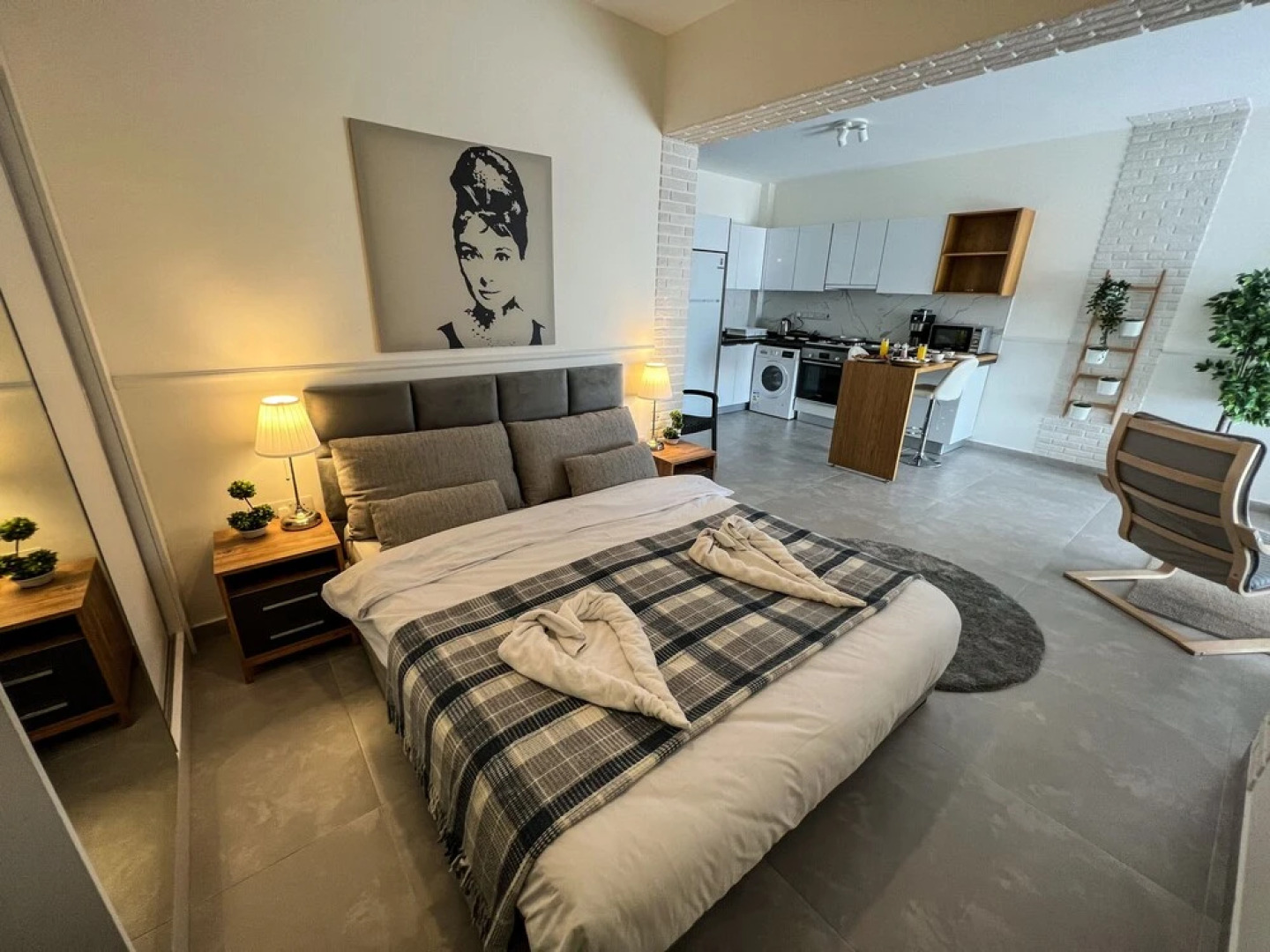 Iona Pool Apartments