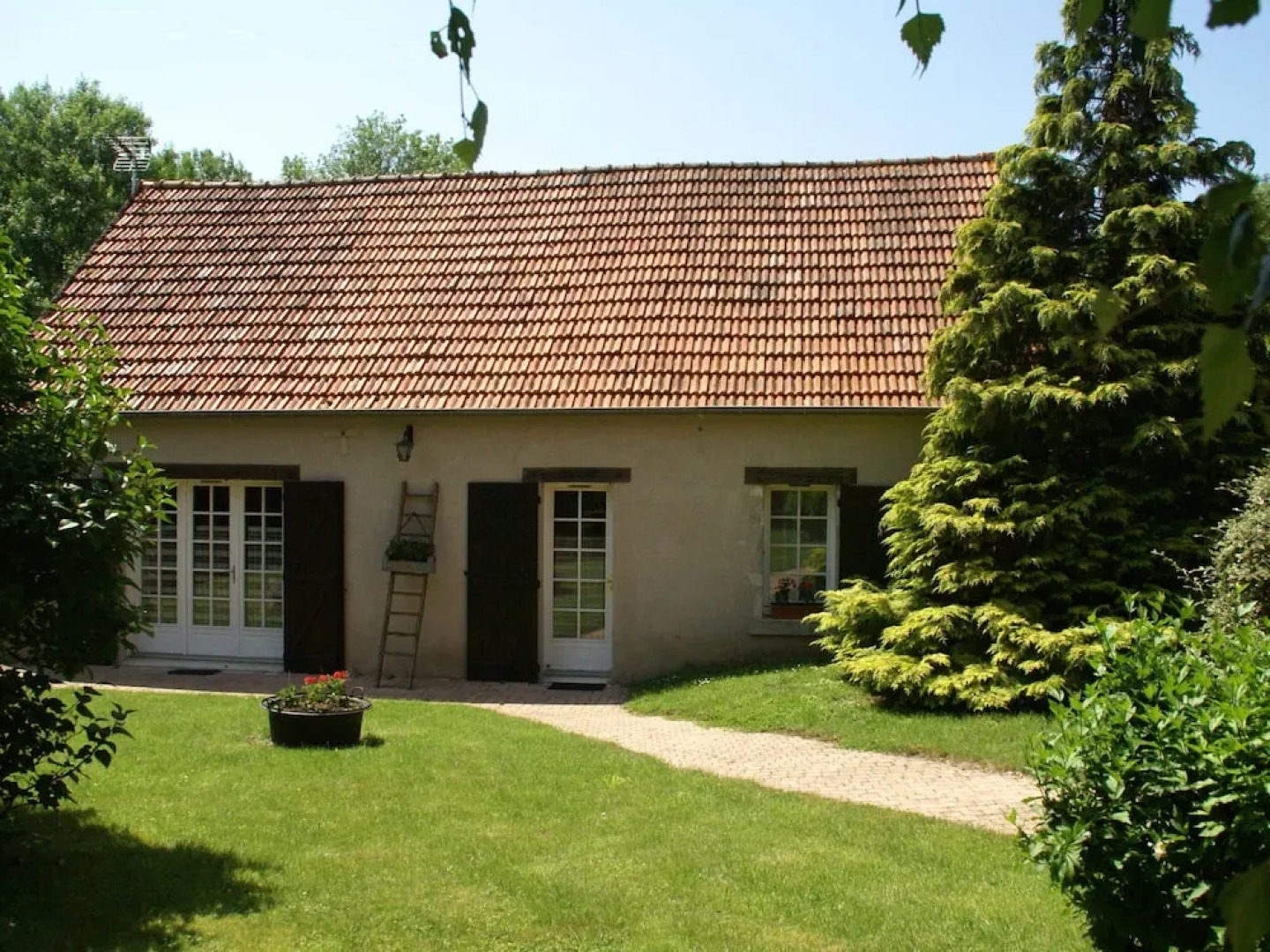 Fantastic Holiday Home With Large Garden in Cultural Surroundings of Saint-ay