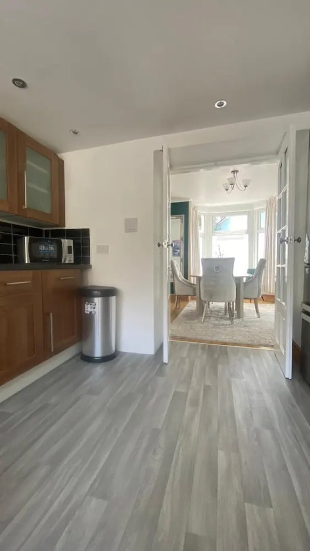 Lovely 3-bed House in Bridgend 7min From Porthcawl