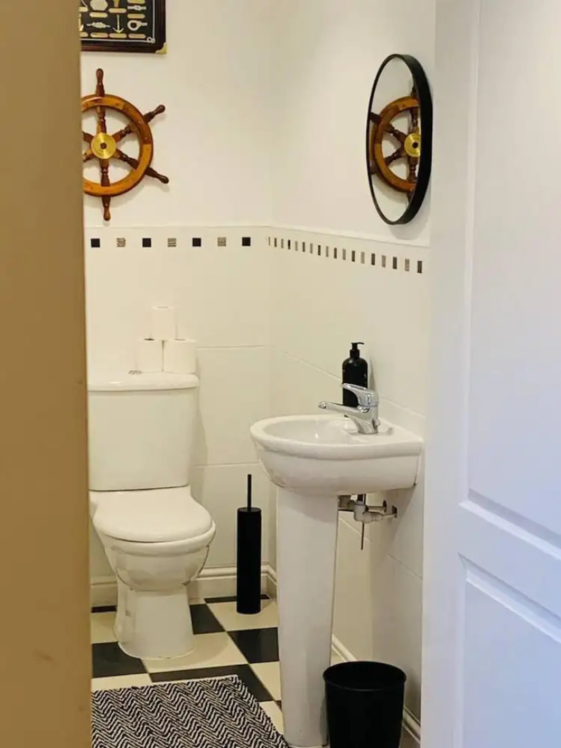 Waterside Townhouse With Balcony And Marina View