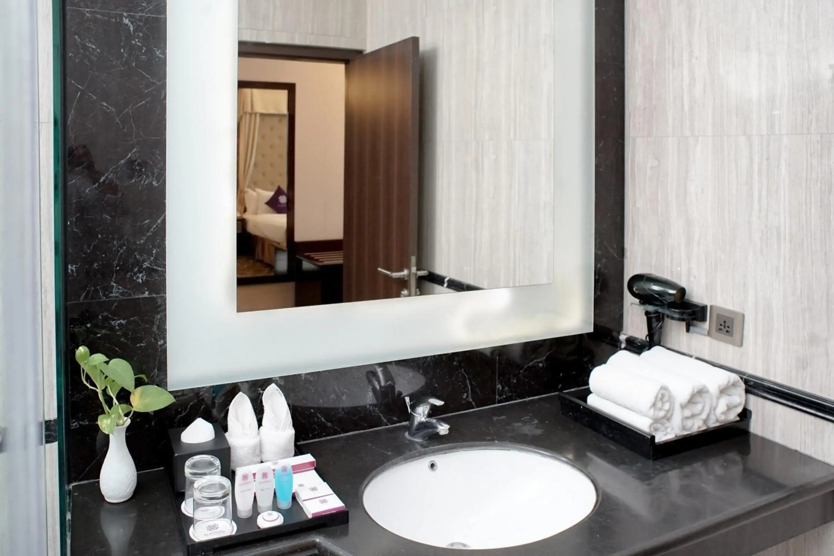 Adhiwangsa Hotel & Convention Hall