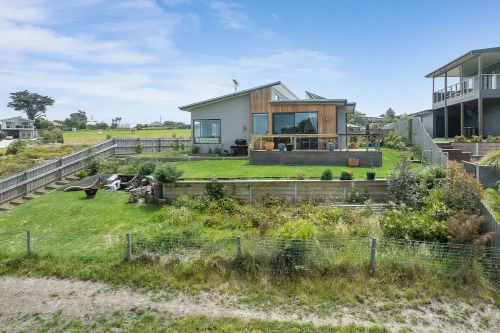 Modern Coastal Escape Pet Friendly With Fireplace