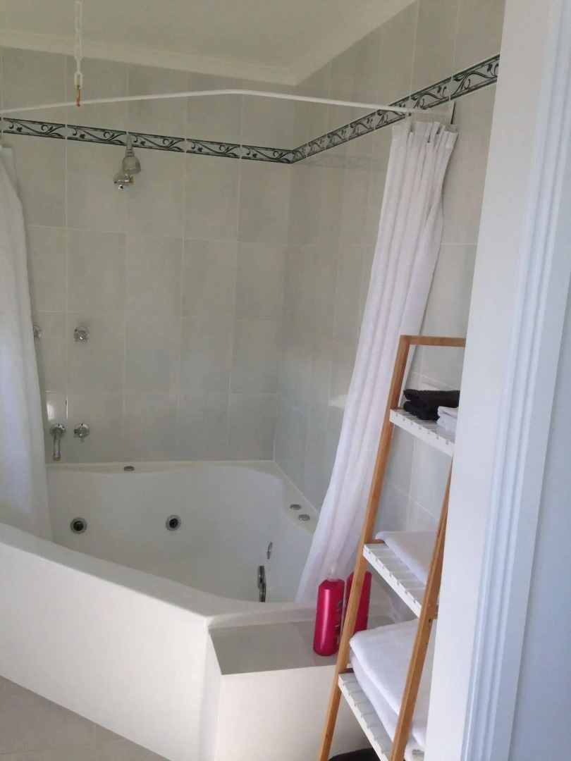 Storm Bay Guest House & Cottage