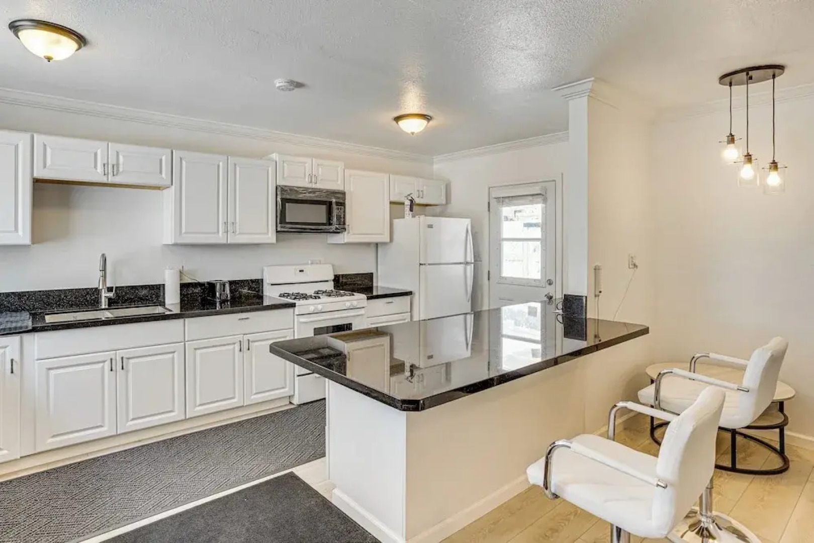 Between LA & Orange County: Quiet Getaway w/ Patio