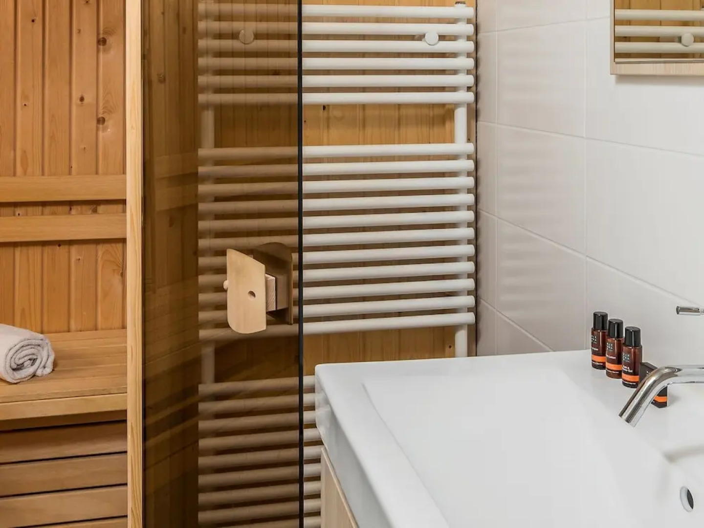 Luxurious villa with boat and game console, beach at 400 m.