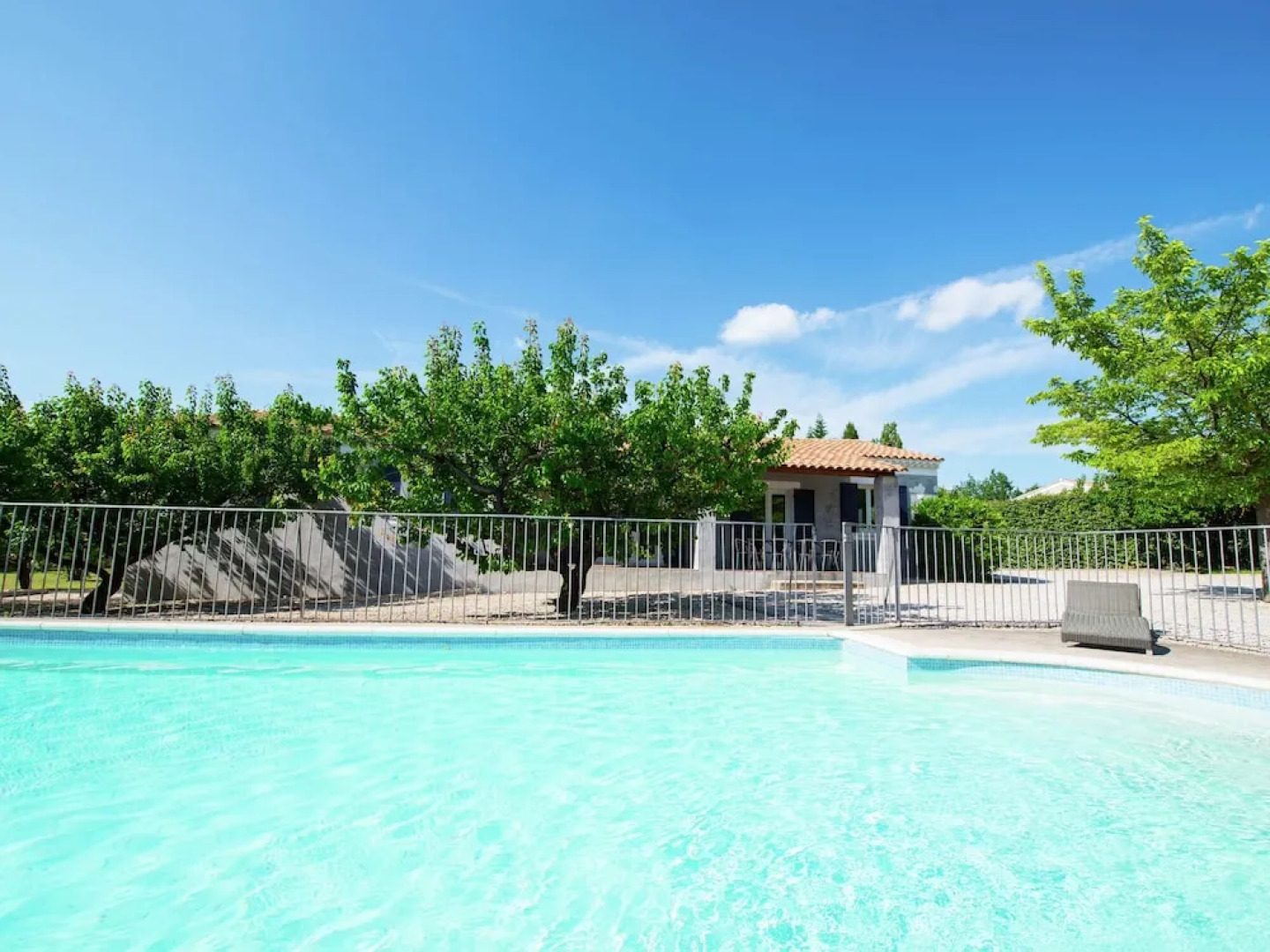 Tastefully Furnished Villa With Fenced Private Pool, 9 km From Vaison-la-romaine