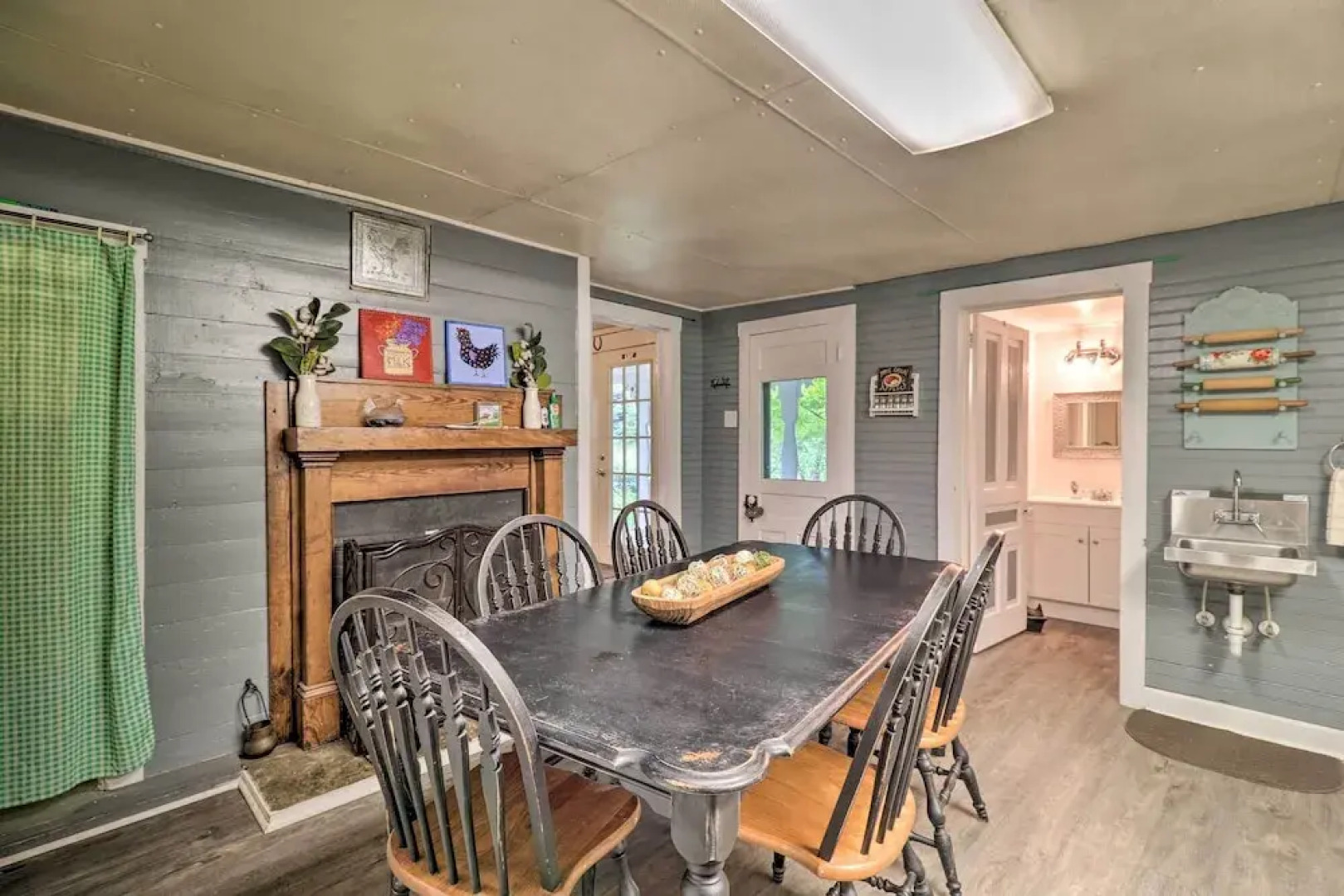 'lil Red Hen' Cottage in the Boone Area w/ Hot Tub