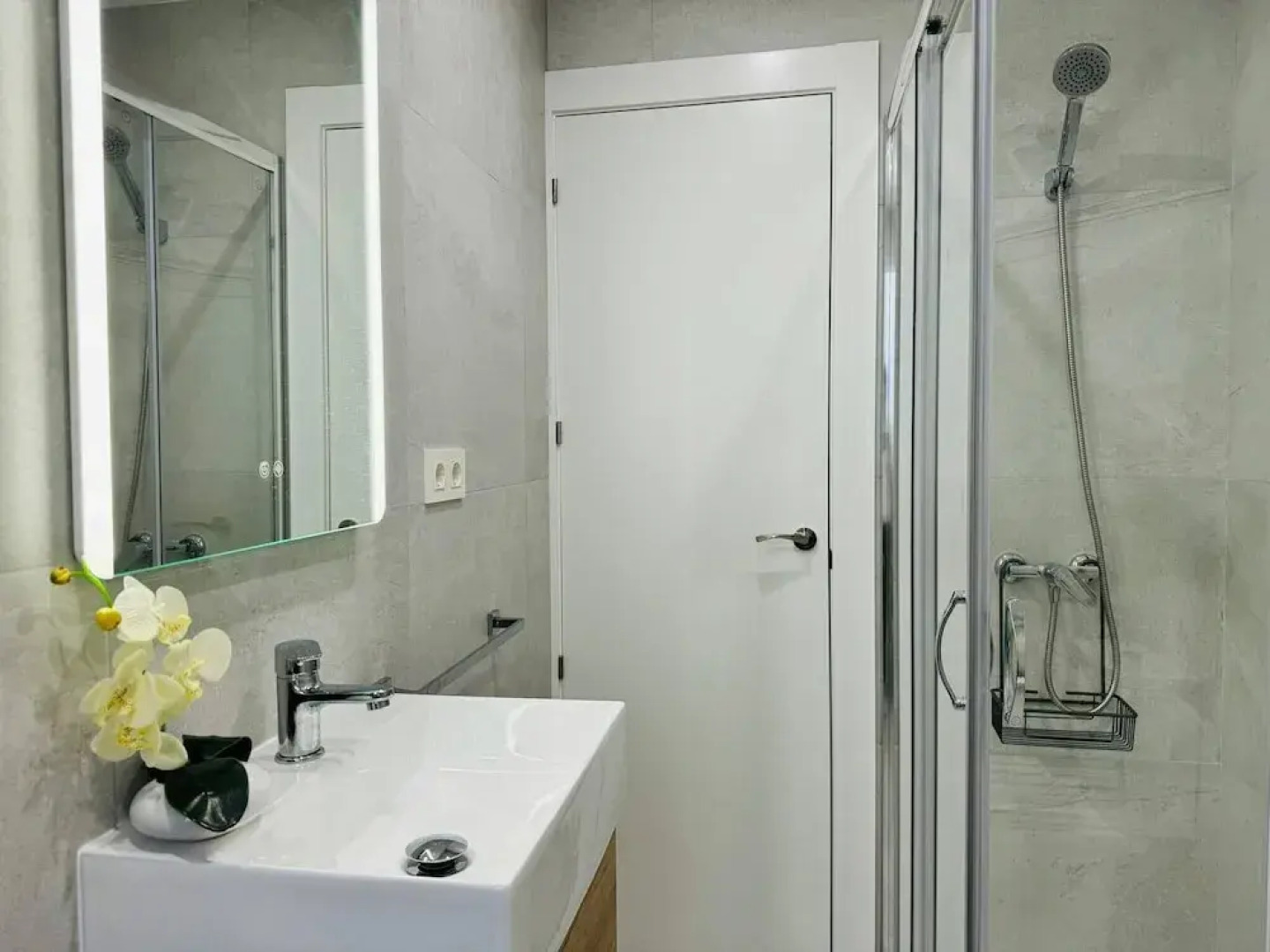 Bright Apartment Near Granada Center