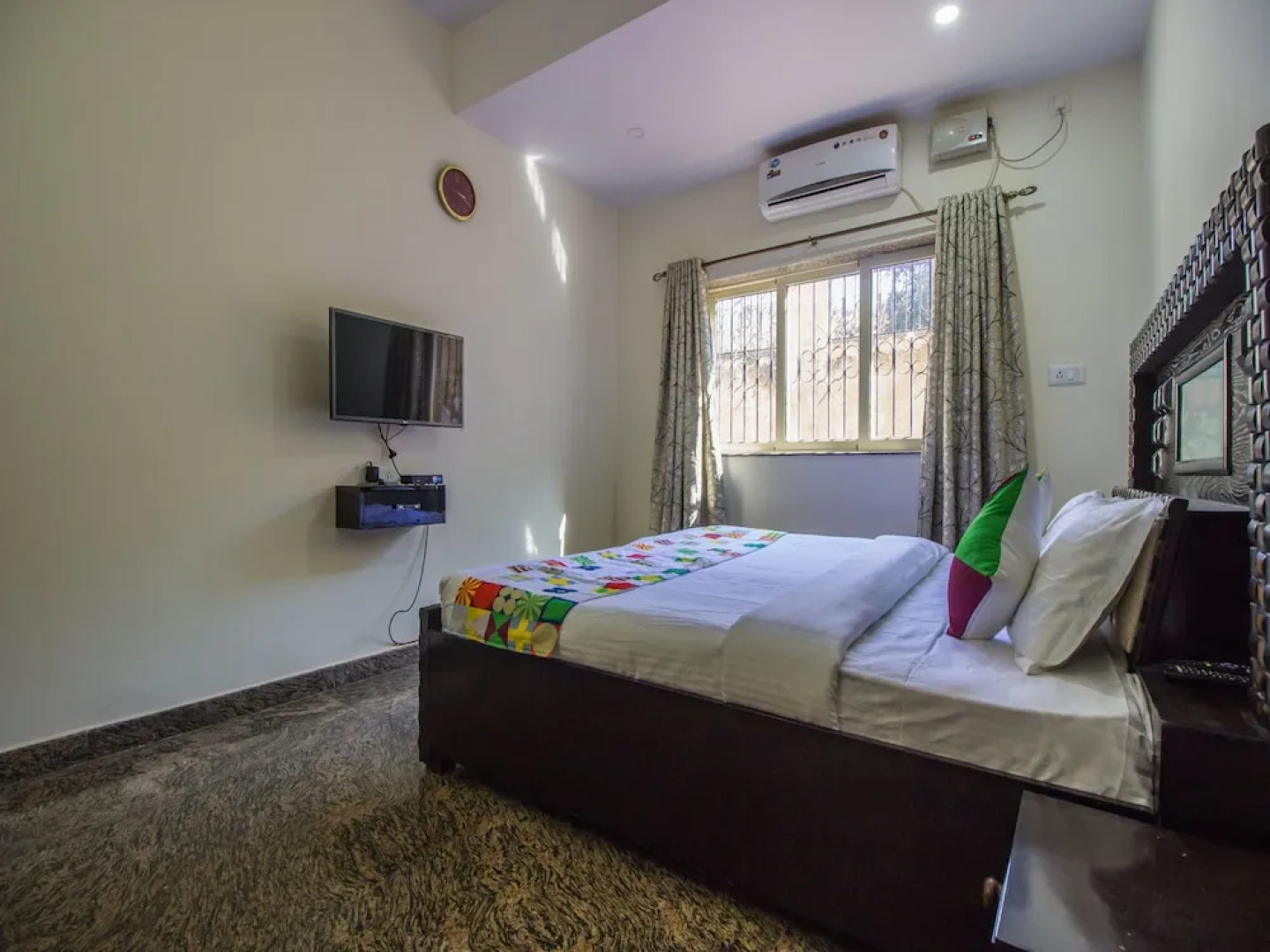 OYO 11587 Home Spacious Studios Nerul