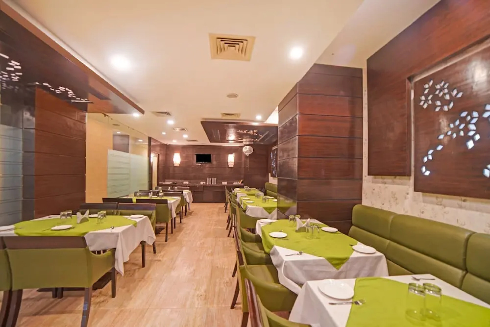 OYO 9580 Hotel Garnet Inn