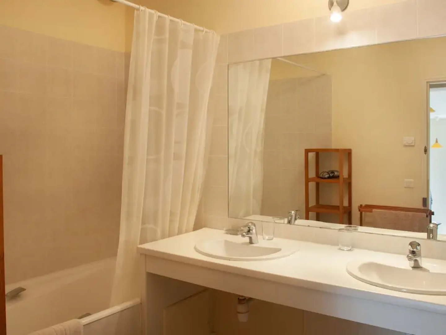 Quaint Holiday Home in Rustrel With Swimming Pool