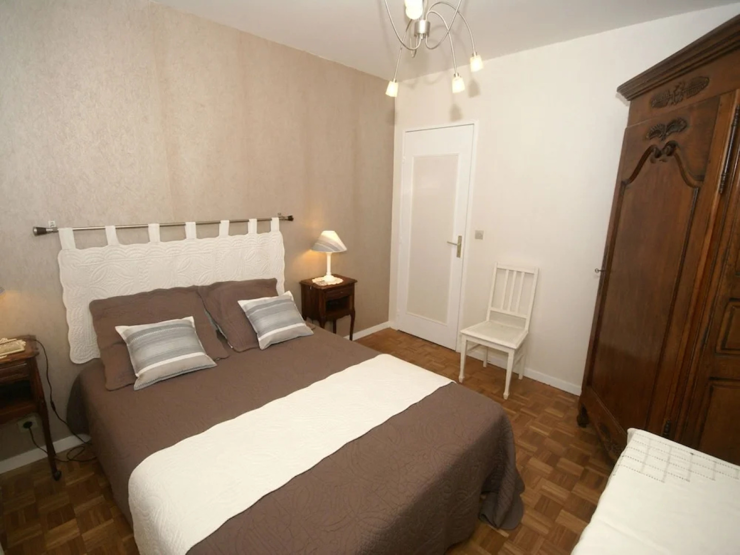 Attractive, detached holiday home, situated at only 300 m from the sea and the sandy beach.