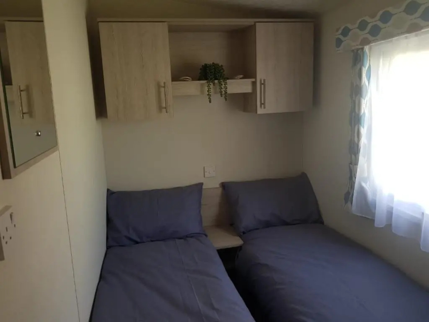 Lodge - Sleeps 8 - Parking, Wifi,