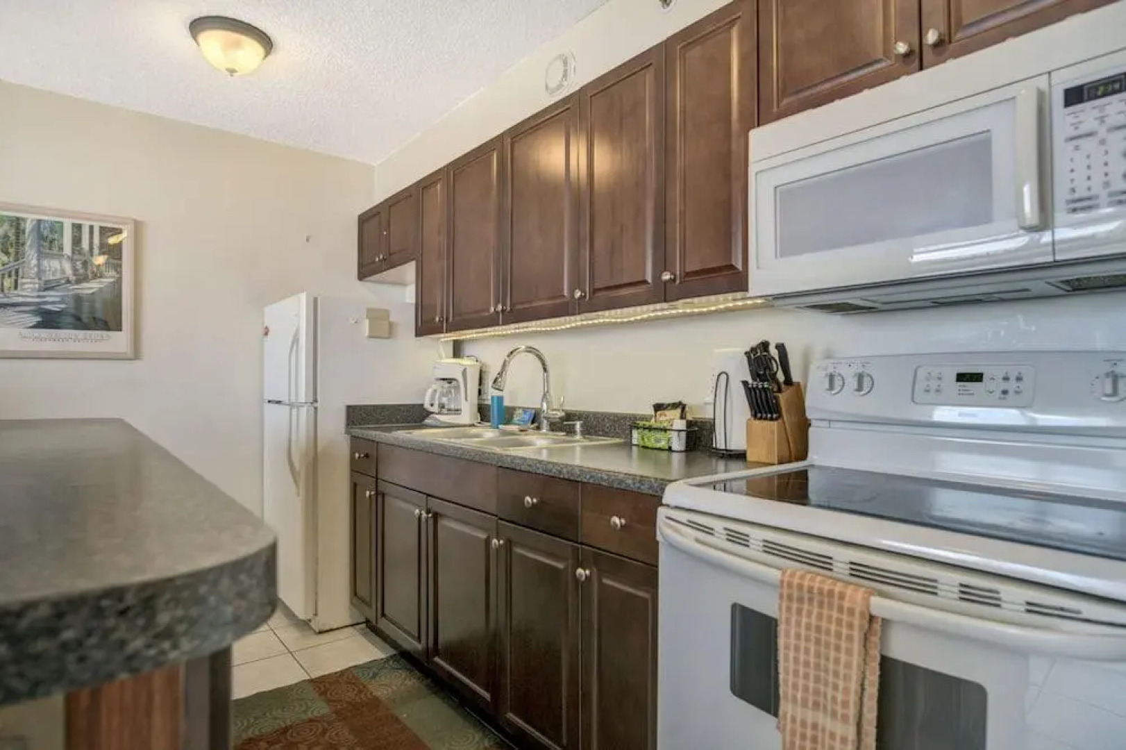 Waikiki Banyan - Ocean View Tower 2 Suite 2904