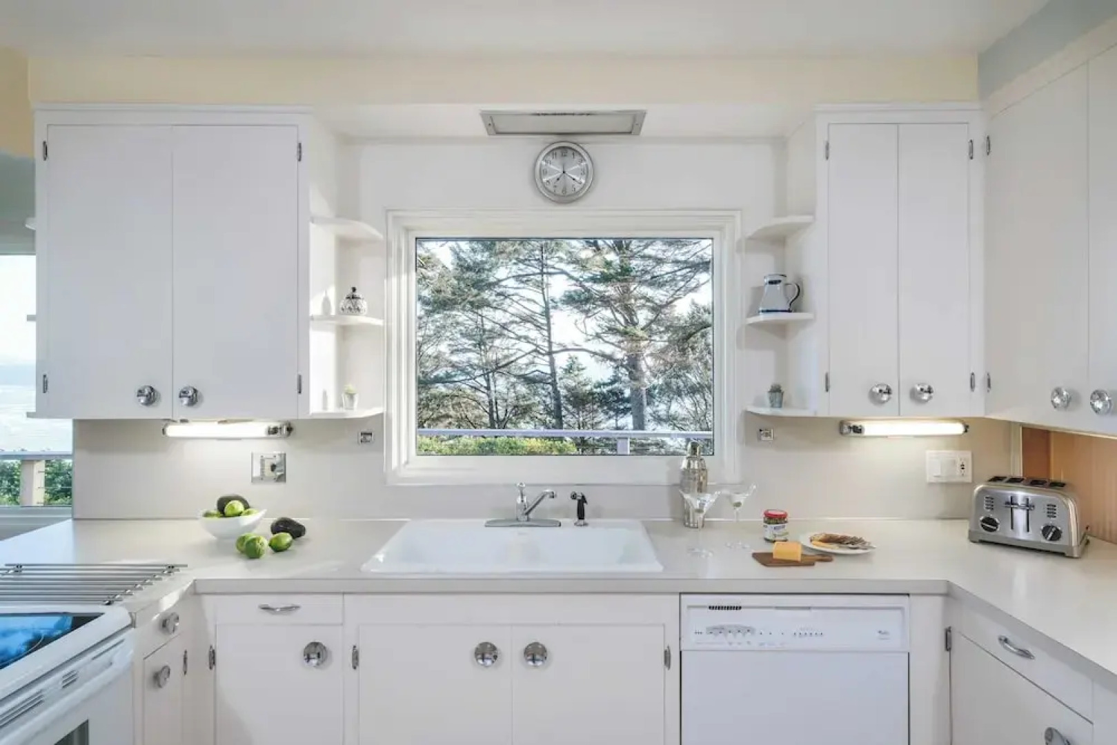 The Purcell House by Avantstay Surrounded in Lush Greenery w/ Large Yard & Ocean Views