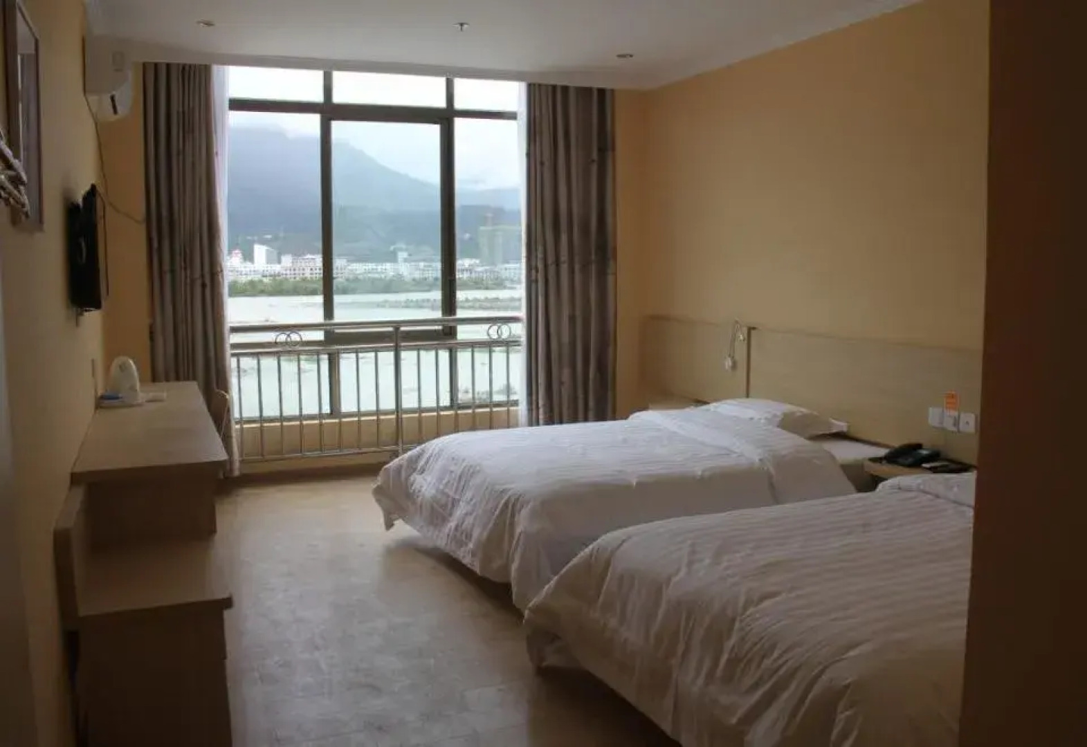 7 Days Inn (Linzhi Bayi Bridge)