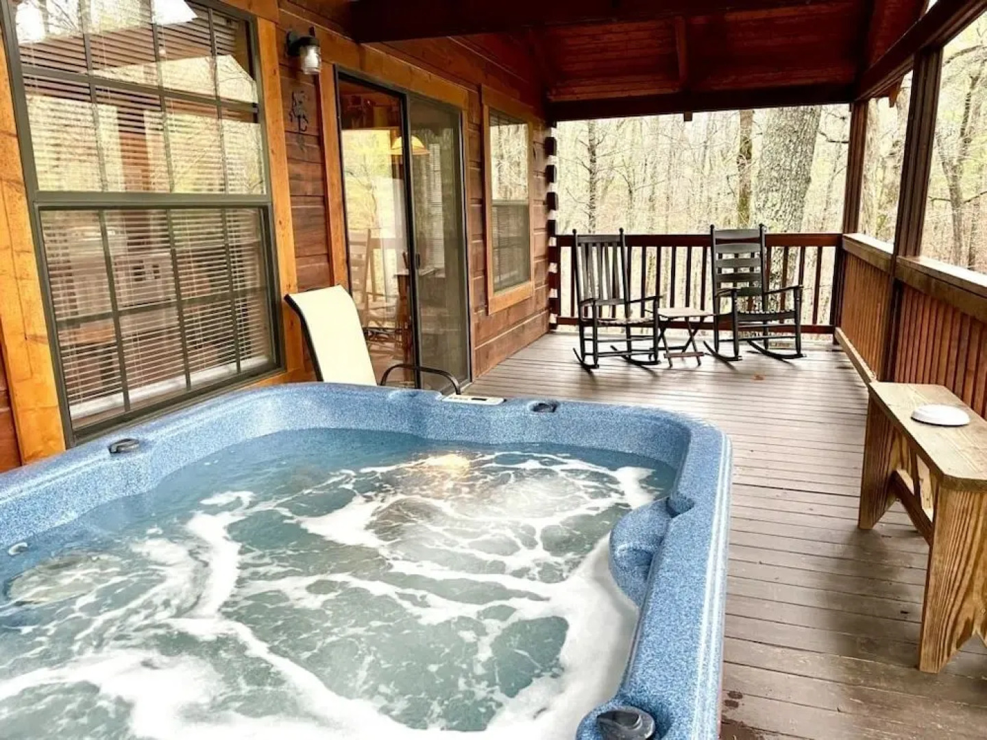 Perfectly private! Hot tub, king sized bed, grill, washer/dryer, and motorcycle friendly! Studio Cabin by RedAwning