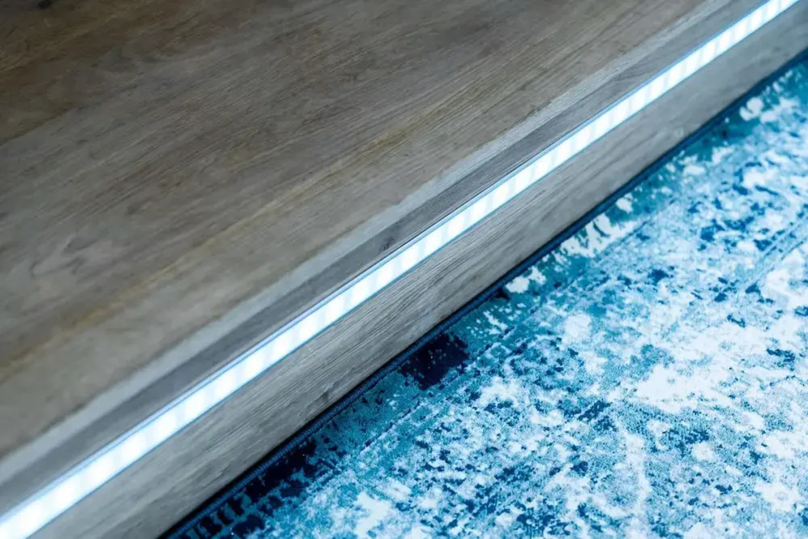 Deluxe Apartment Art Collection With King Bed and Air Conditioning