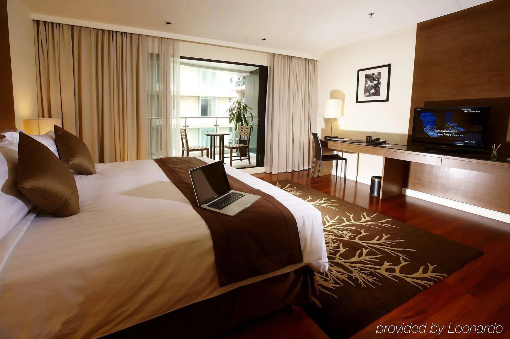 Отель PARKROYAL Suites Bangkok
