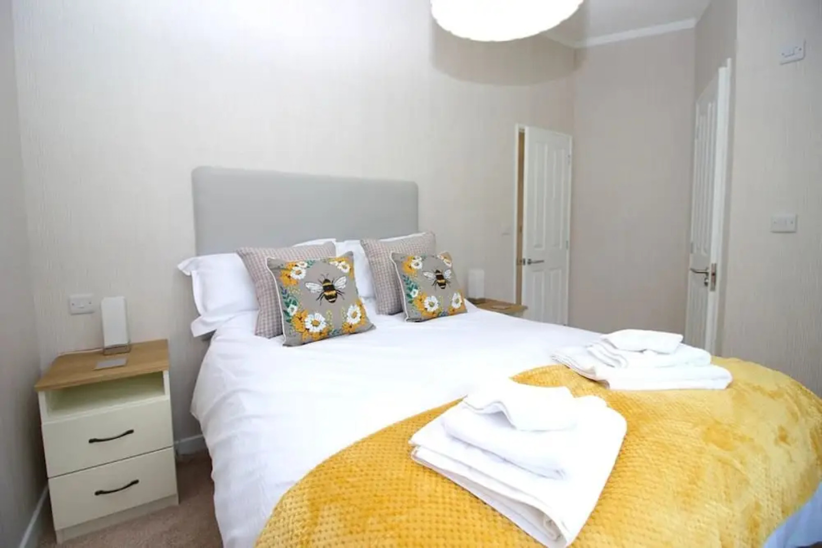 Hollicarrs - Bumblebee Lodge