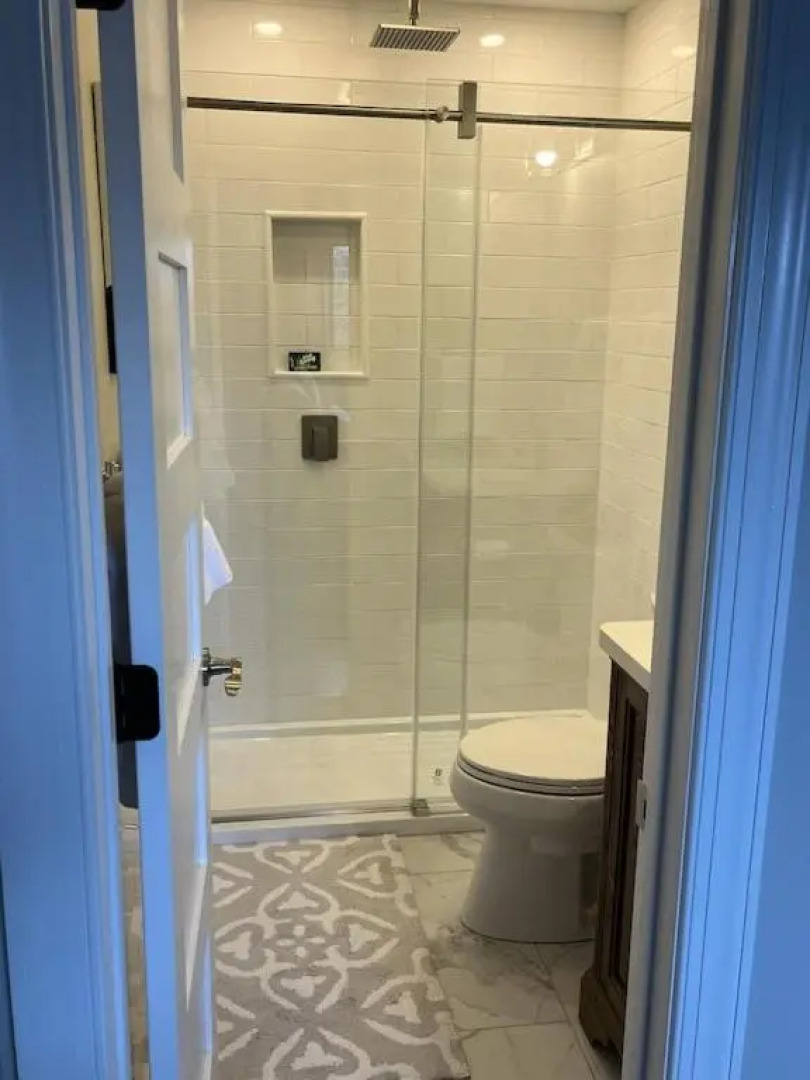 Newly renovated 4 bedroom condo. Short 150 yard walk to ski lift. Hot tubs.