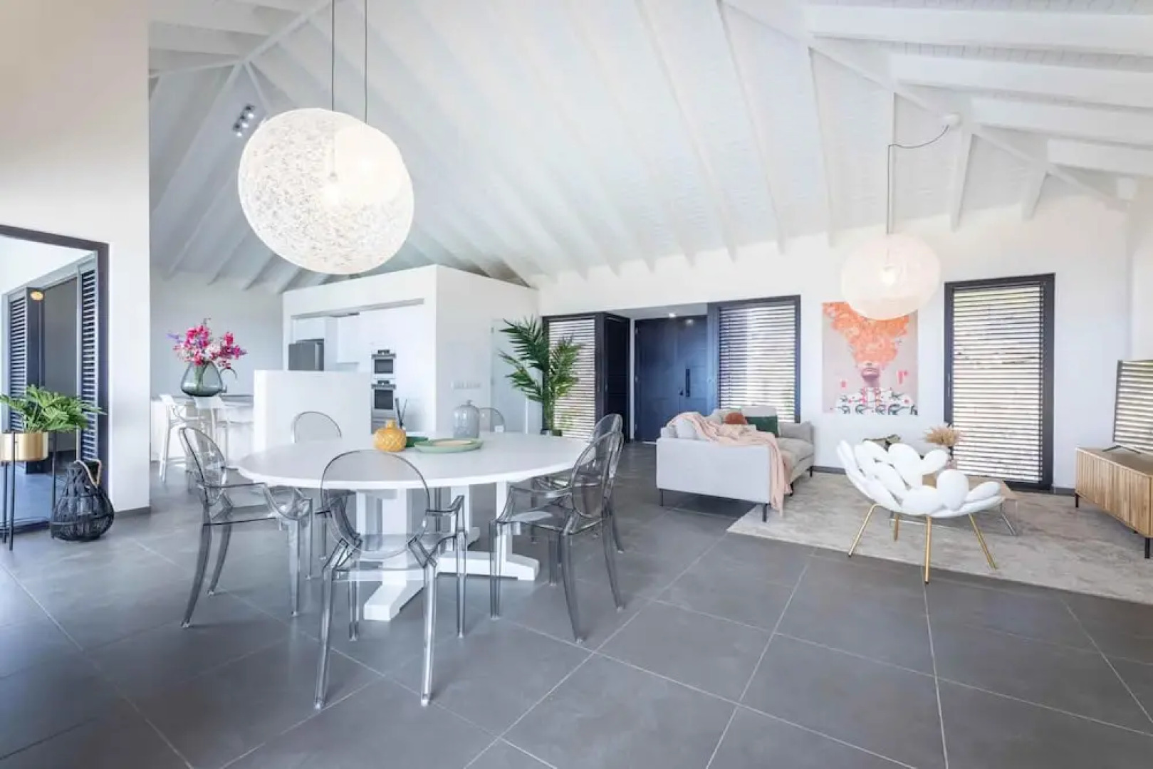 Modern Vibrant Villa With Terrace Private Pool