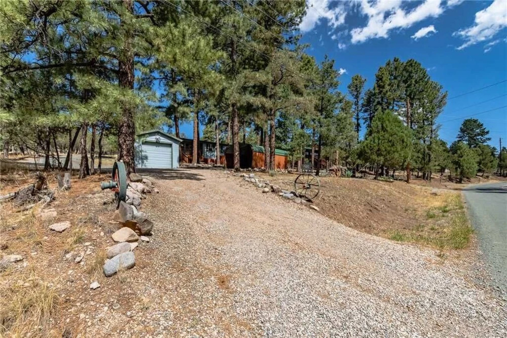 Wild Horse Retreat - Two Bedroom Cabin with Hot Tub