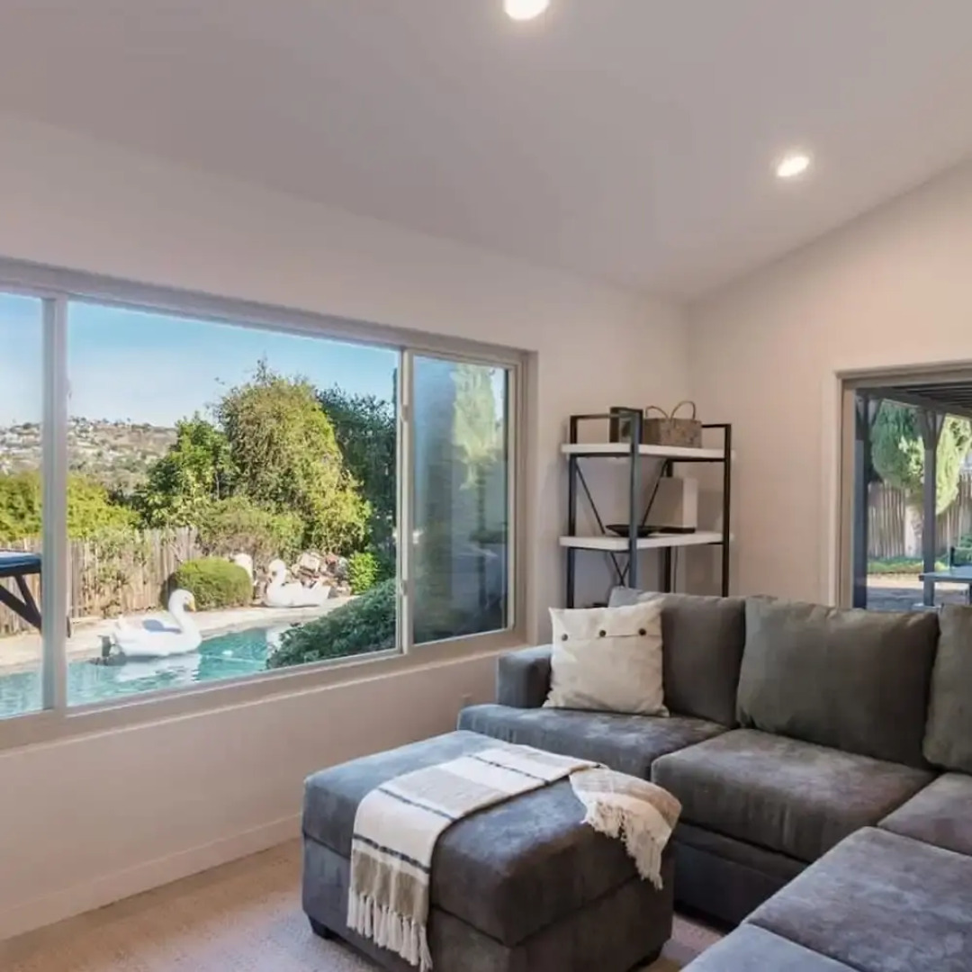 Spacious and Bright 5-bedroom Oasis Pool and Yard