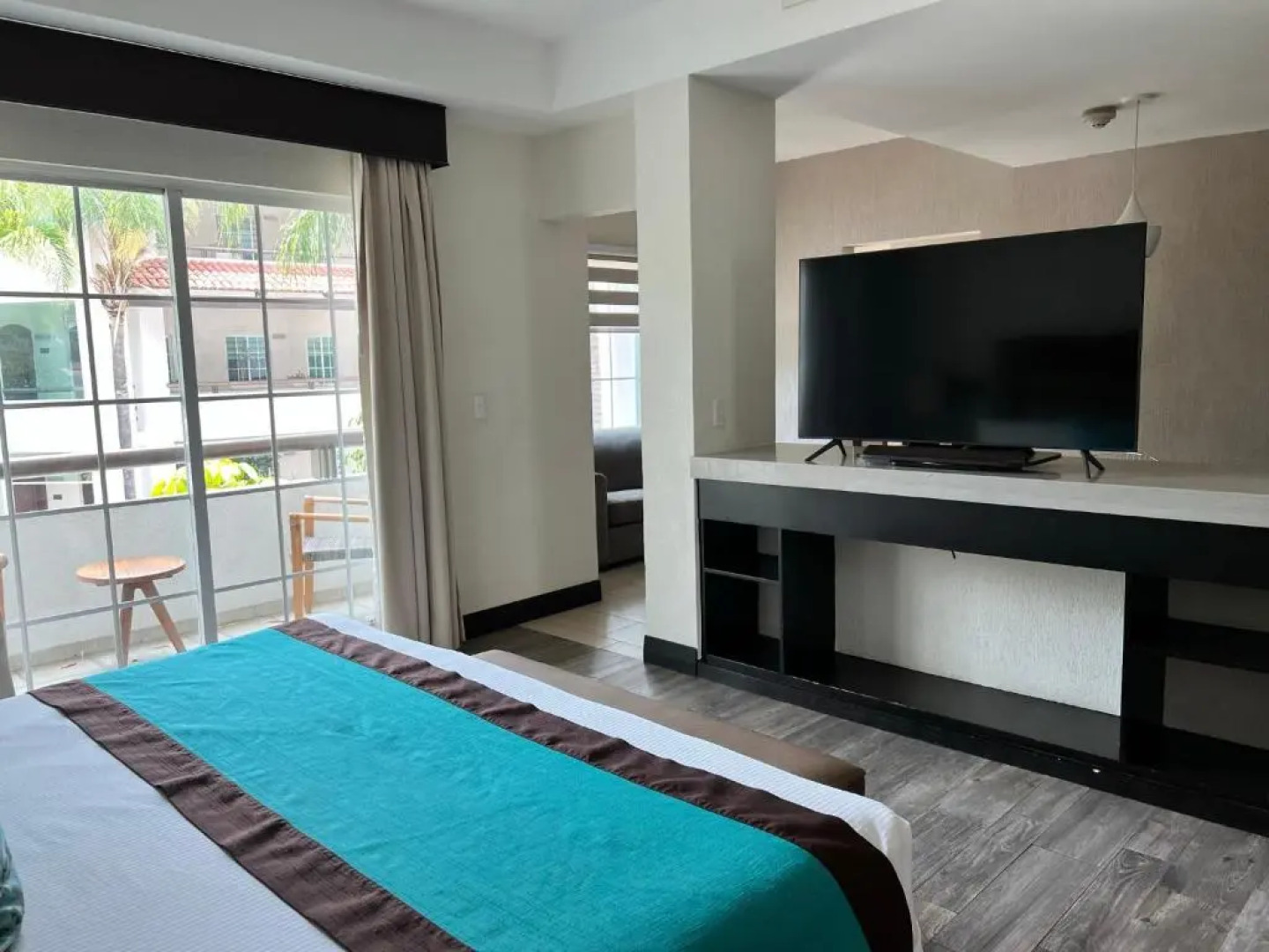 Aurea Hotel and Suites